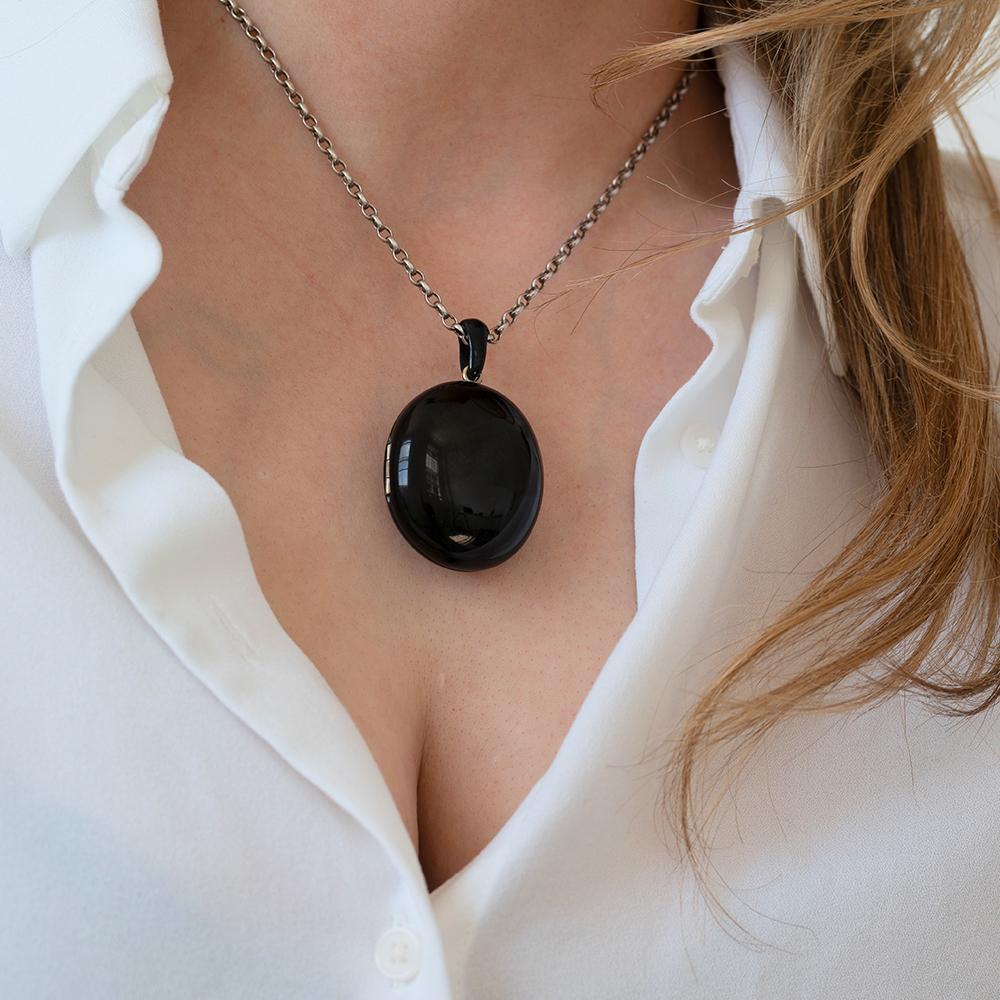 Vittoriano Antique 1870s Victorian Jet Mourning Locket Necklace in vendita