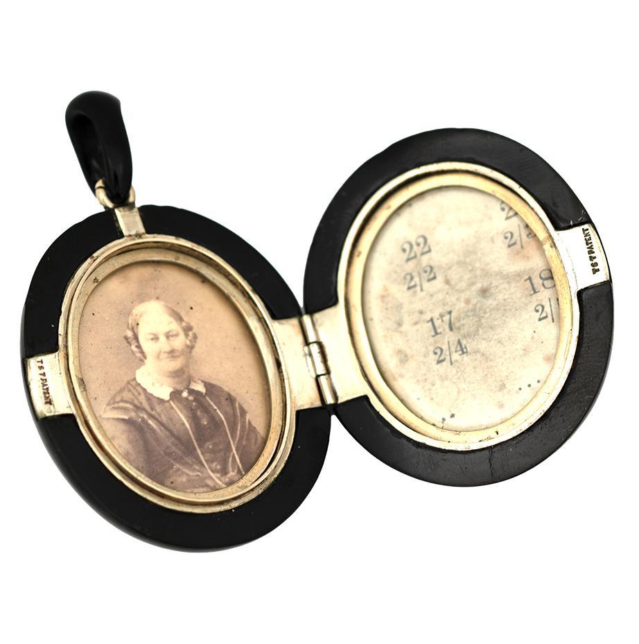 Antique 1870s Victorian Jet Mourning Locket Necklace In condizioni buone in vendita a London, GB
