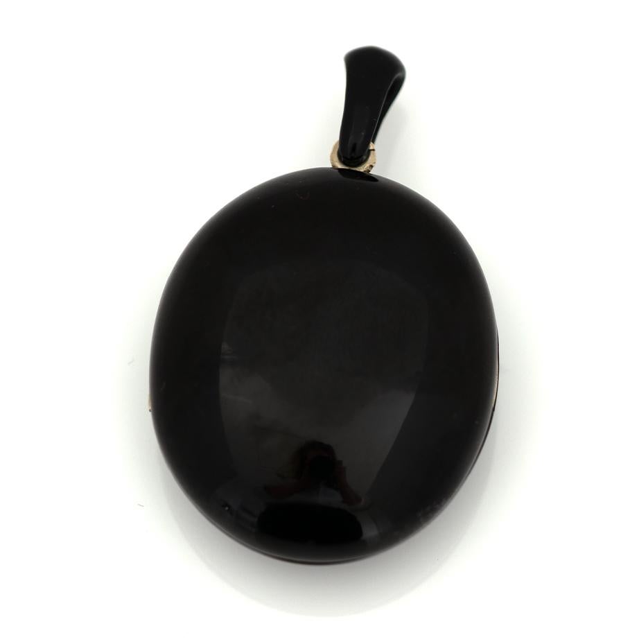 Donna Antique 1870s Victorian Jet Mourning Locket Necklace in vendita