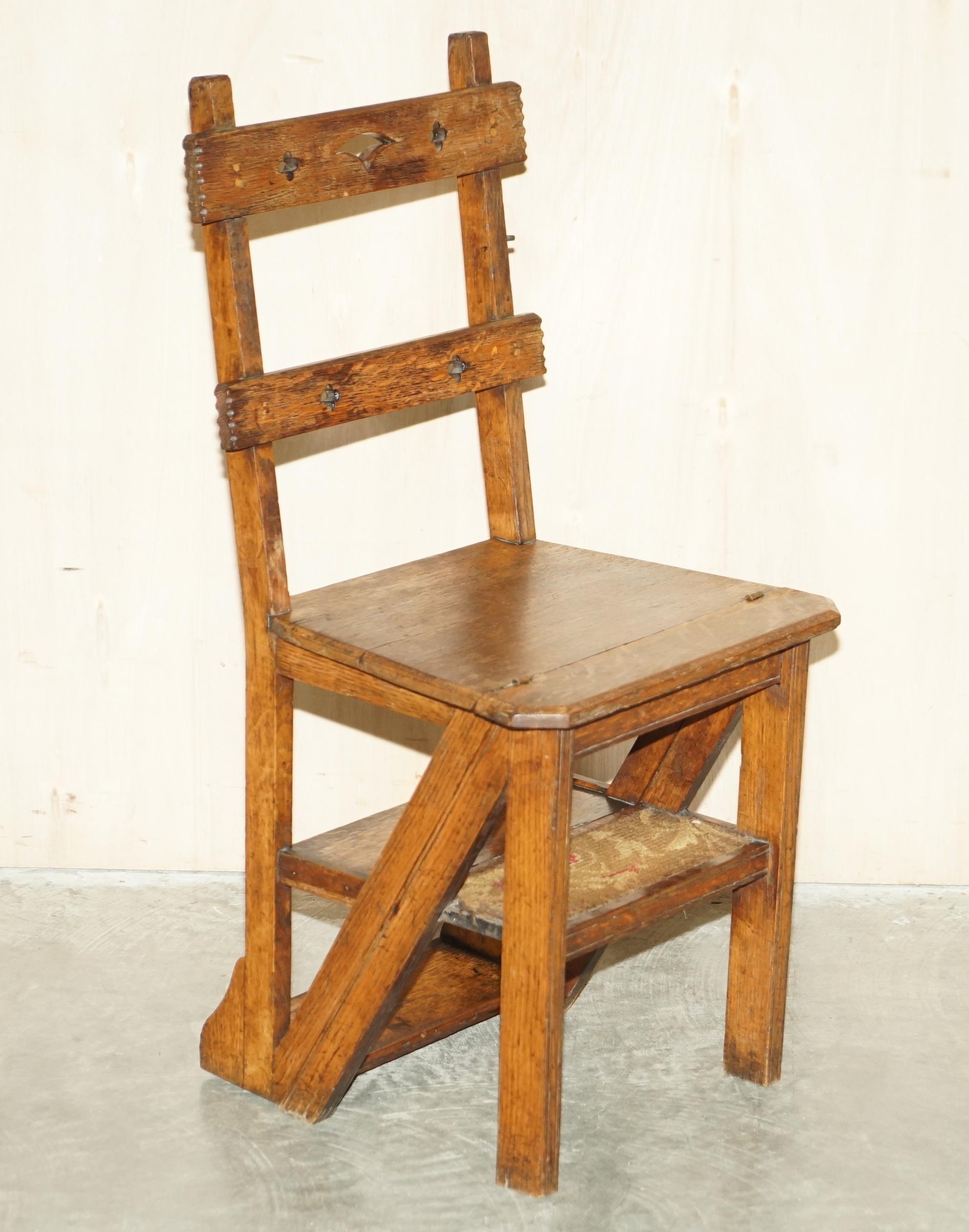 Wir freuen uns, zum Verkauf dieser schönen antiken Arts & Crafts viktorianischen metamorphic Bibliothek Schritte Stuhl in Eiche mit Zeit gepolstert Teppich Schritte bieten 

Ein sehr charmantes Stück mit hohem Sammlerwert, das als