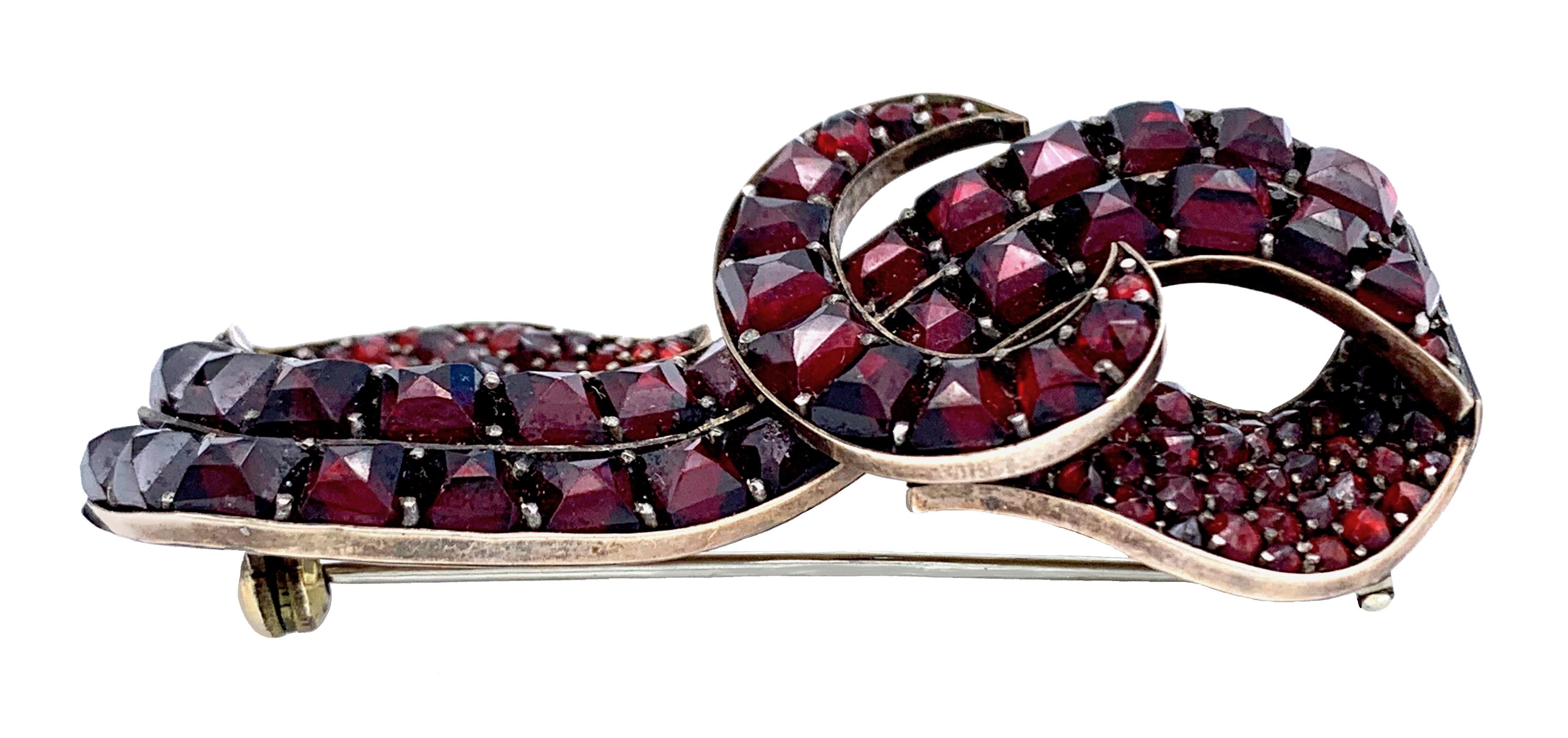 Taille mixte Antiquités 1880 Bohemian Garnet Bow Brooch Silver Gilt en vente