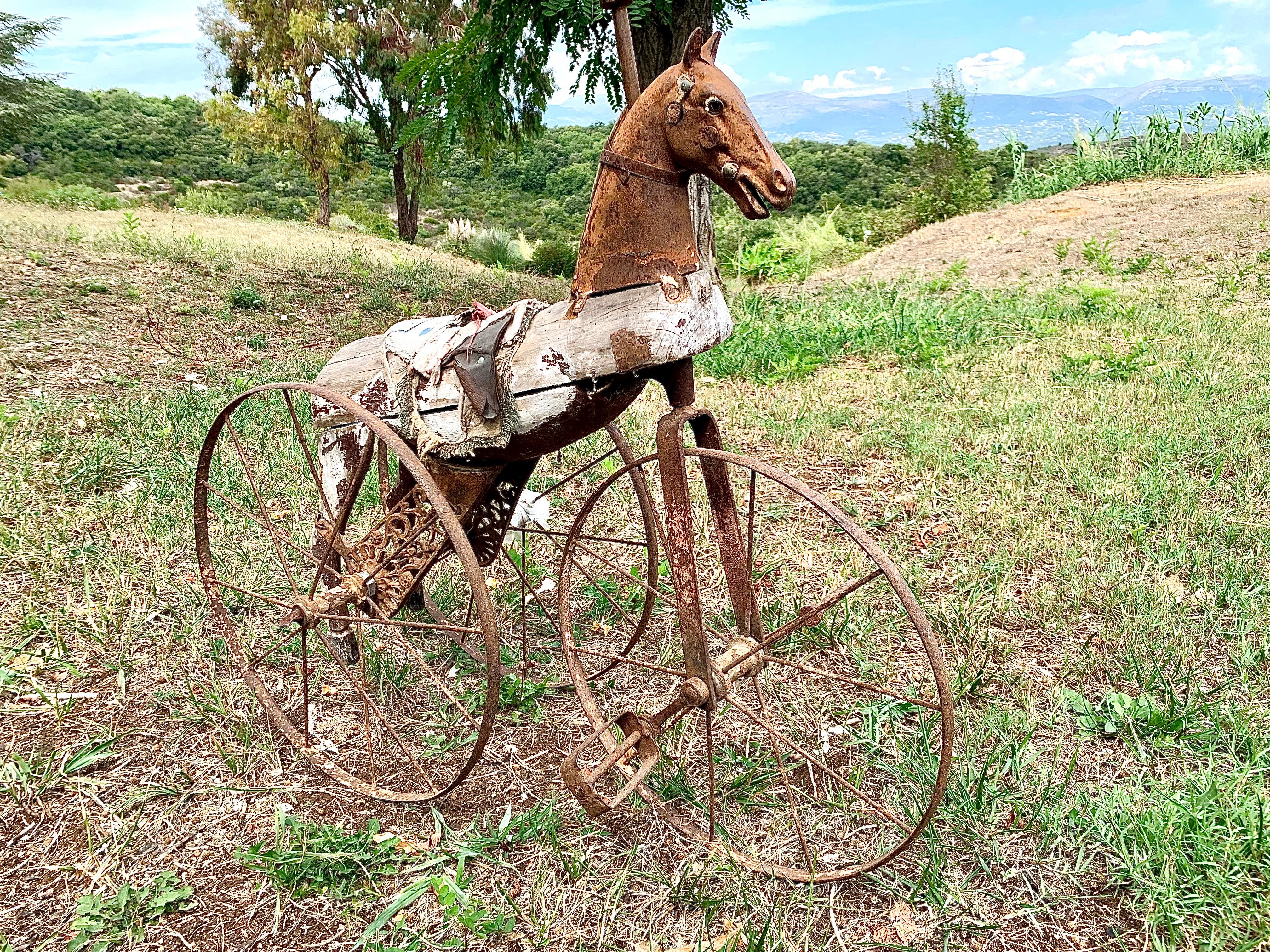 Antike 1860 Kinder Tricycle Pferd Glas Augen Holz Metall Stoff im Zustand „Relativ gut“ im Angebot in Munich, DE