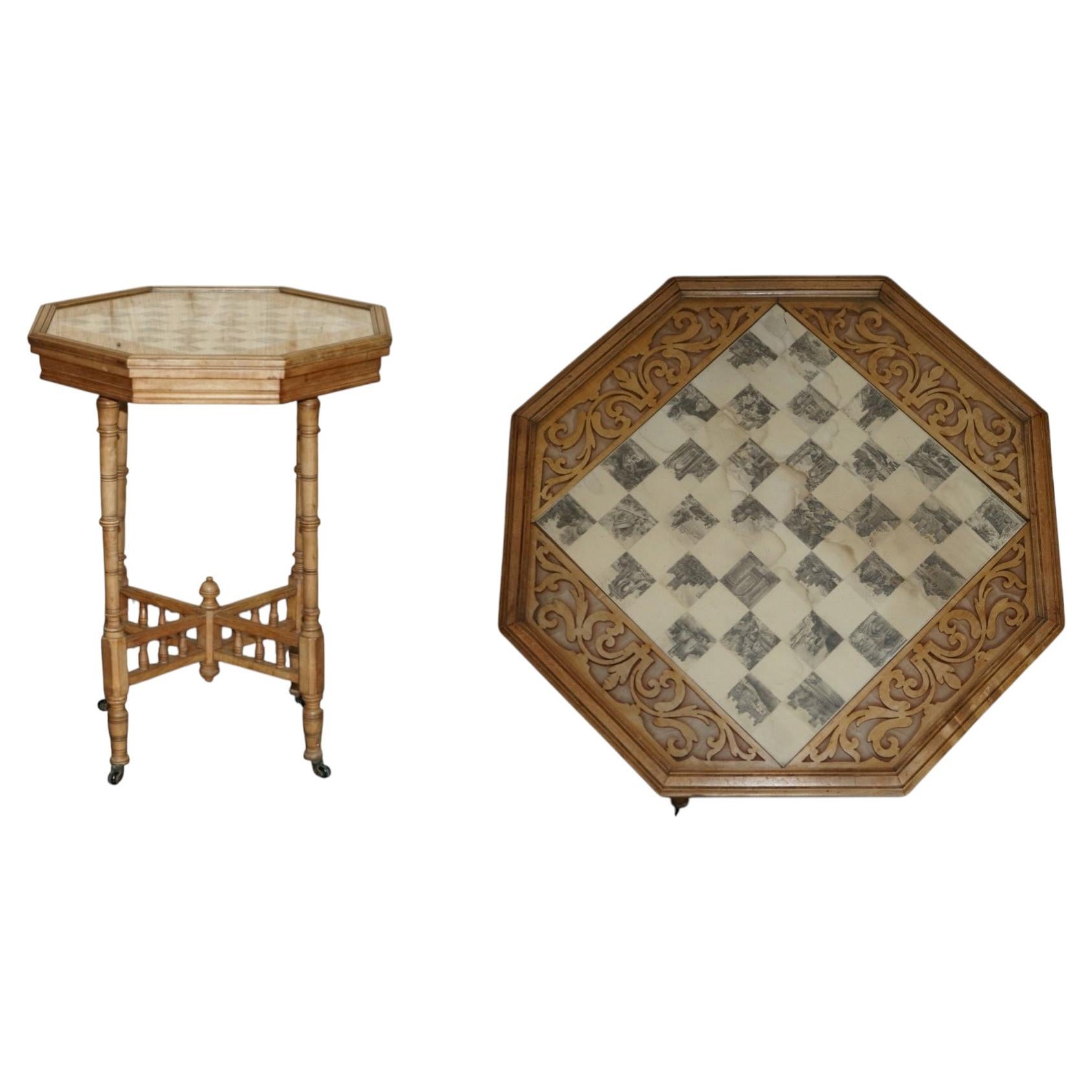 TABLE DE JEUX D'ÉCHECS ANTIQUE ANGLAISE DE 1880, EN NOYER, ORNÉE DE SCULPTURES ARTISANALES RÉALISÉES À LA MAIN en vente