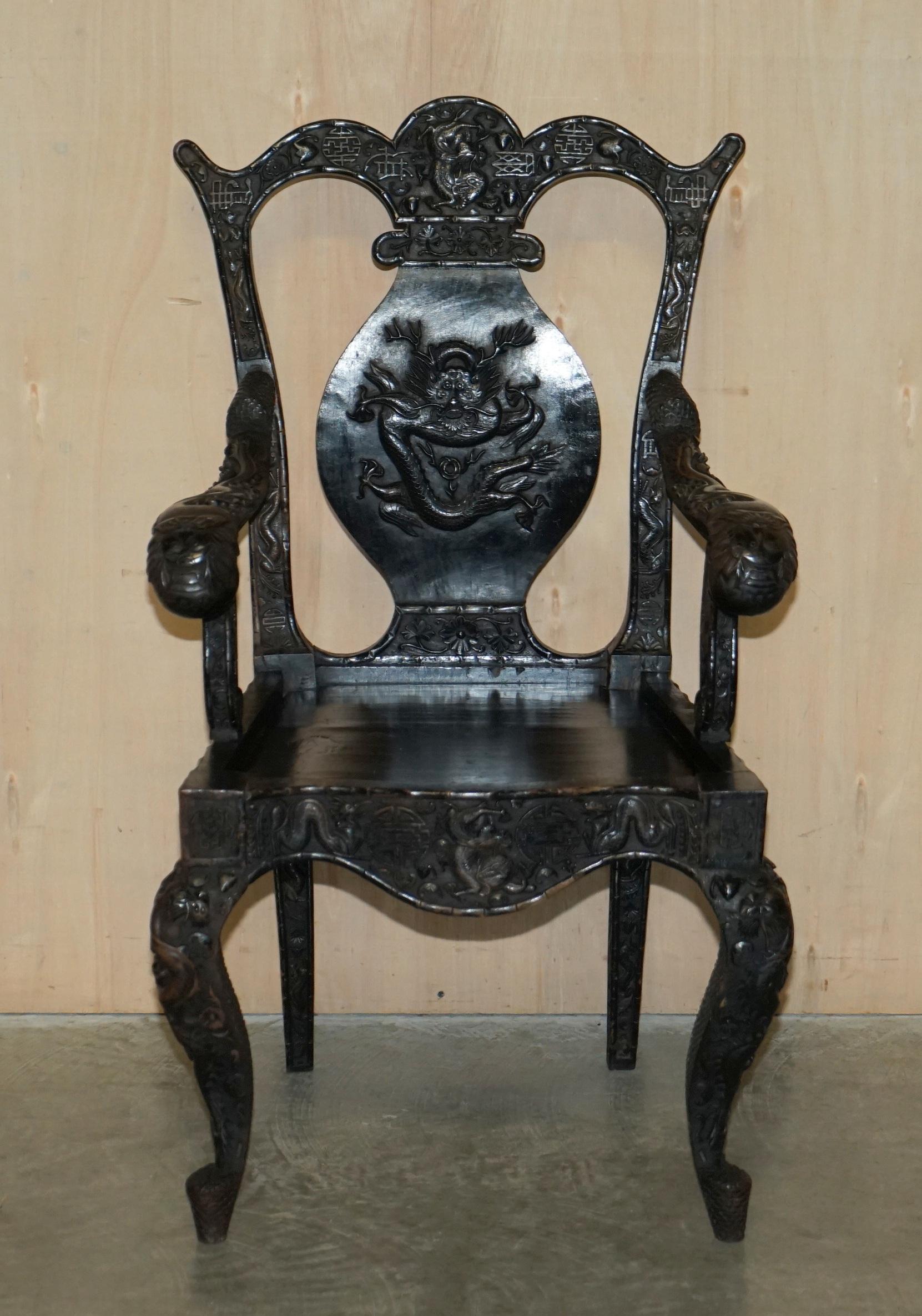 Nous sommes ravis d'offrir à la vente ce superbe fauteuil original du 19ème siècle en forme de dragon chinois lourdement sculpté. 

Cette chaise est un meuble d'art, elle a dû prendre des mois à sculpter et le travail est tout simplement exquis.