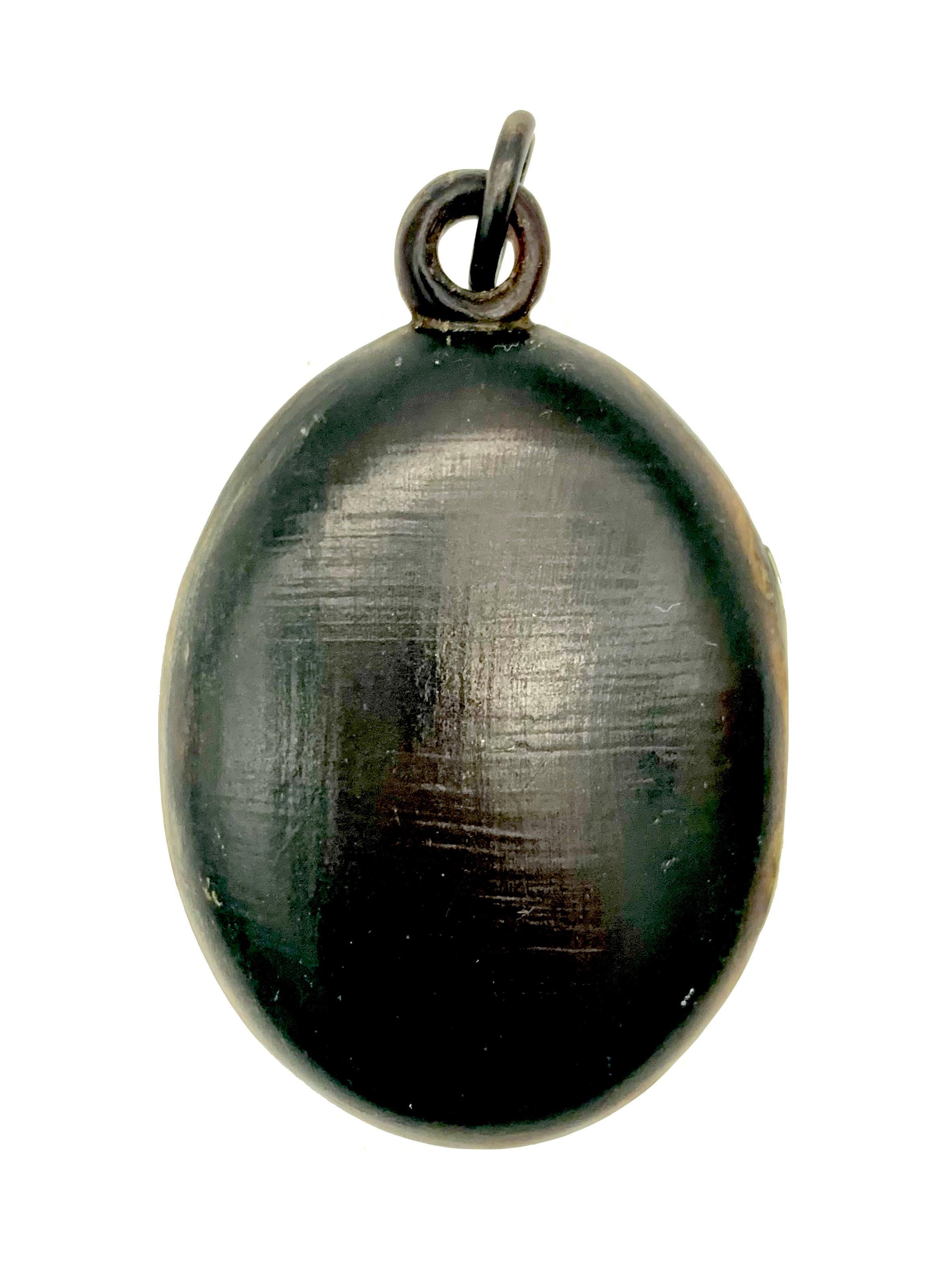 Victorien Antique Victorian 1880 Locket Locket Pendentif Horn Mother of Pearl Metal Inlay en vente