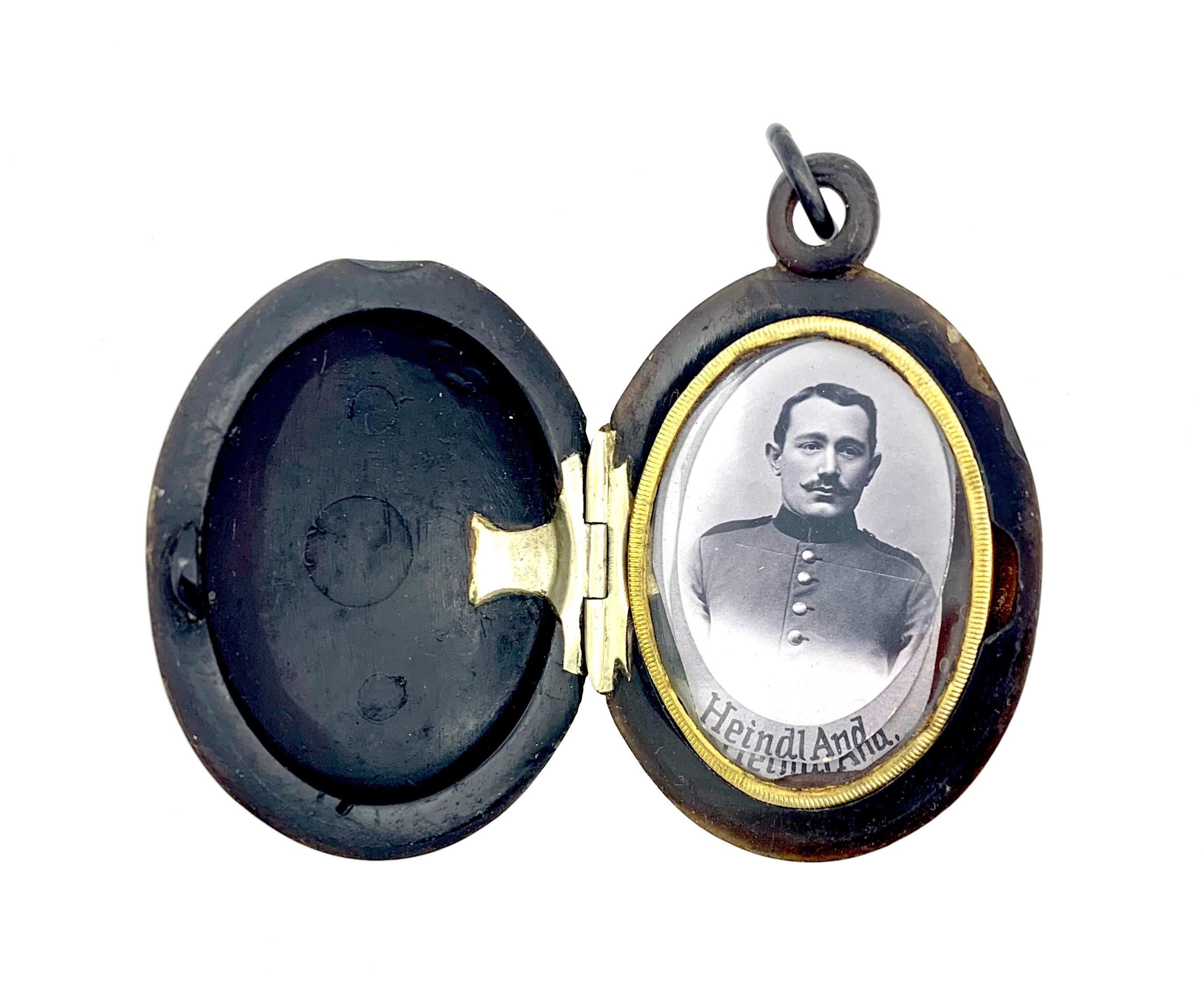 Antique Victorian 1880 Locket Locket Pendentif Horn Mother of Pearl Metal Inlay Bon état - En vente à Munich, Bavaria