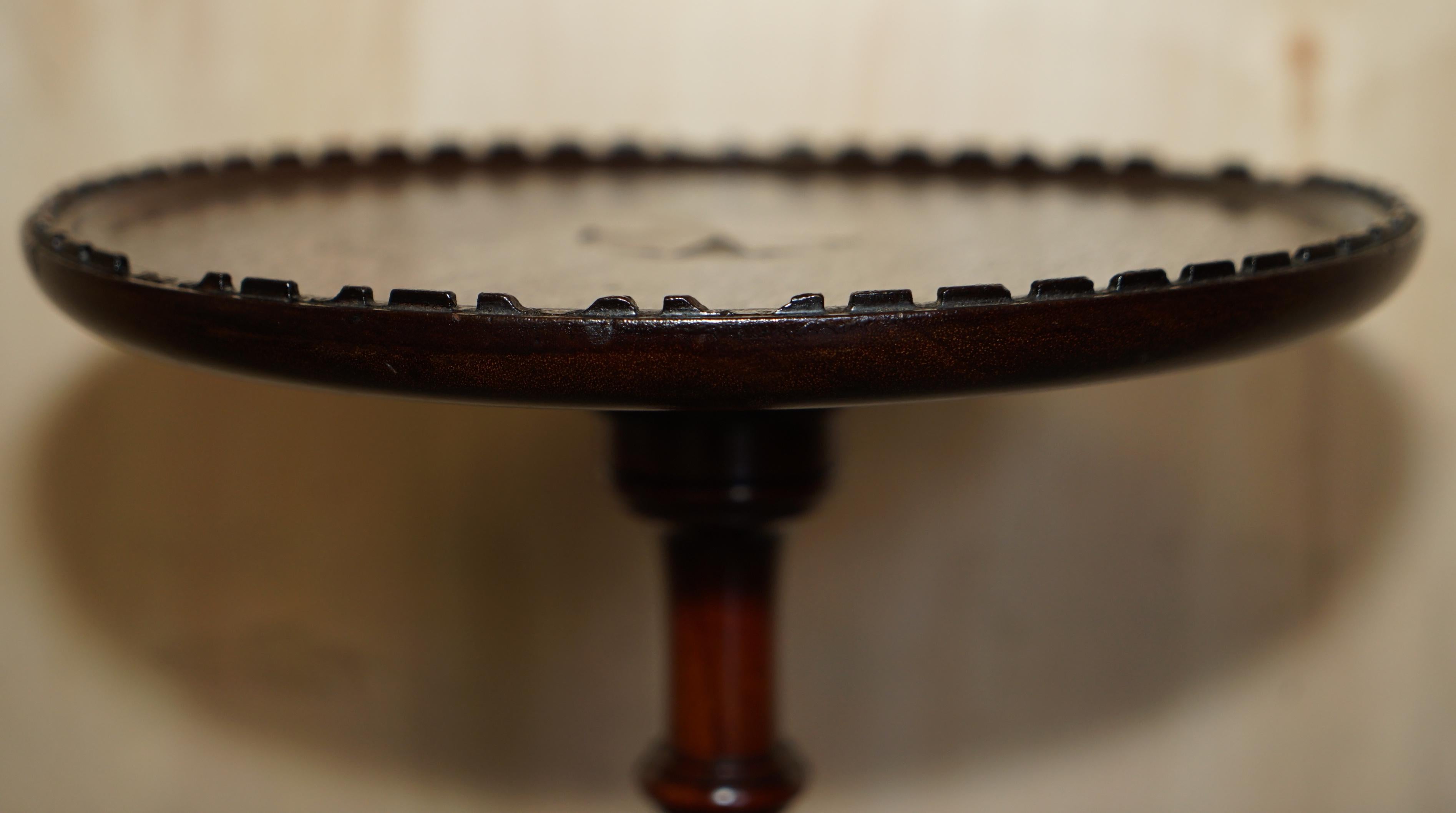 Fait main Ancienne lampe d'appoint à trois pieds en bois dur de style néo-historique Sheraton, 1880 en vente