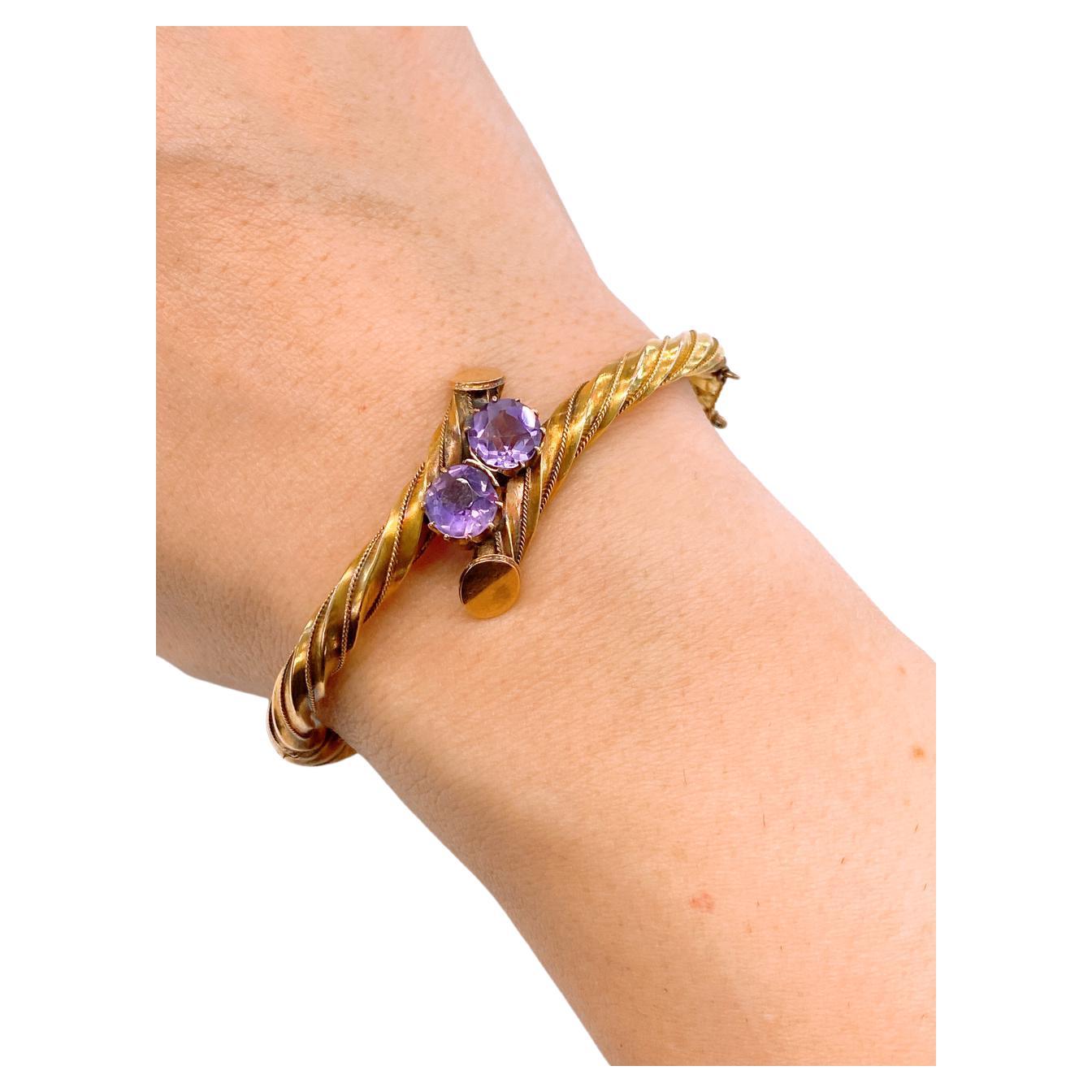 Antiguo brazalete ruso de amatista centrado con 2 amatistas de talla redonda con una magnífica elaboración detallada en el brazalete con un peso total de oro de 15 gramos con la marca hall 56 imperial gold standard ruso y la marca de ensaye de san