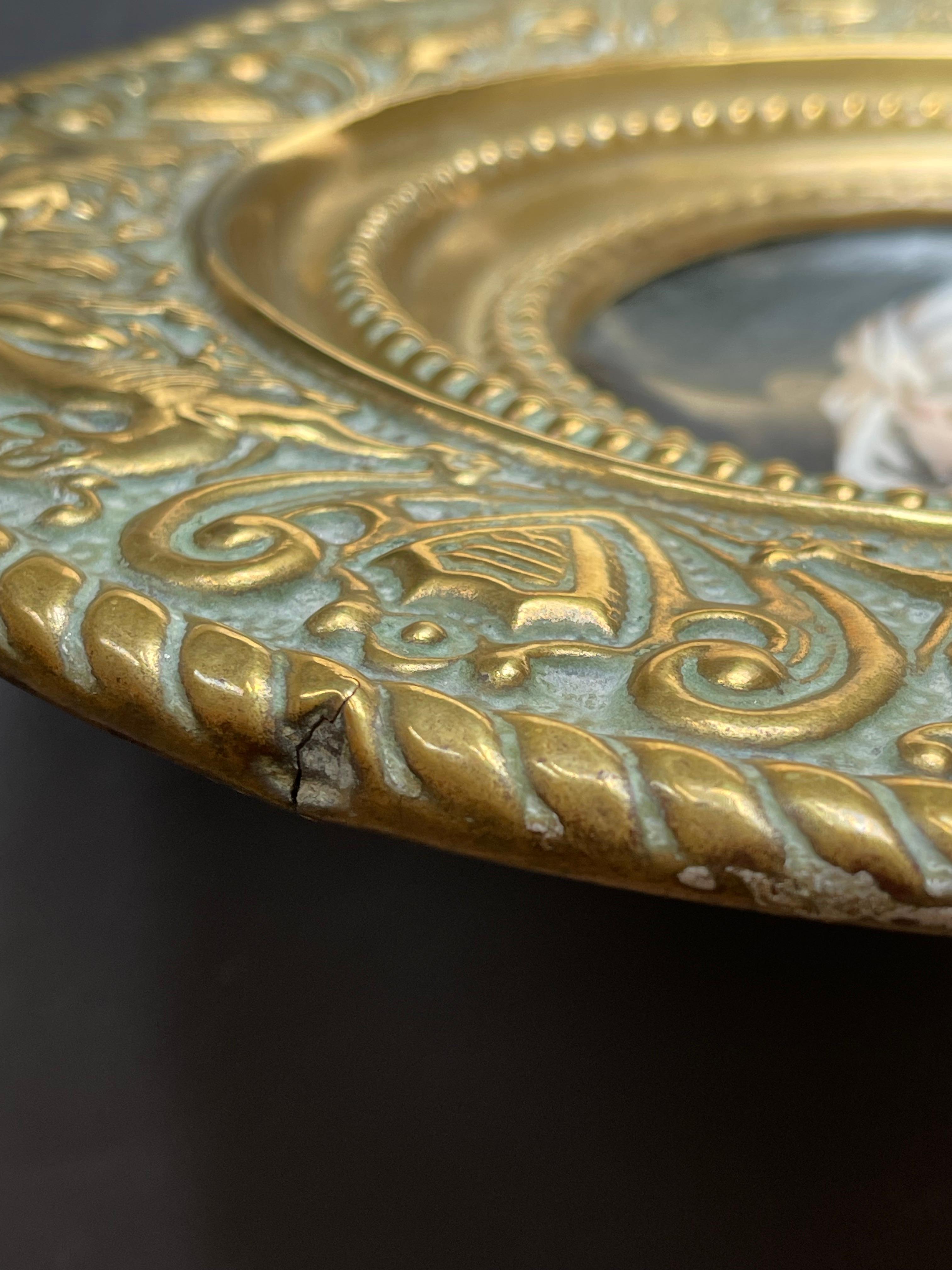 Assiettes anciennes en laiton et porcelaine des années 1880, ensemble de 3 portraits peints à la main, Allemagne en vente 3