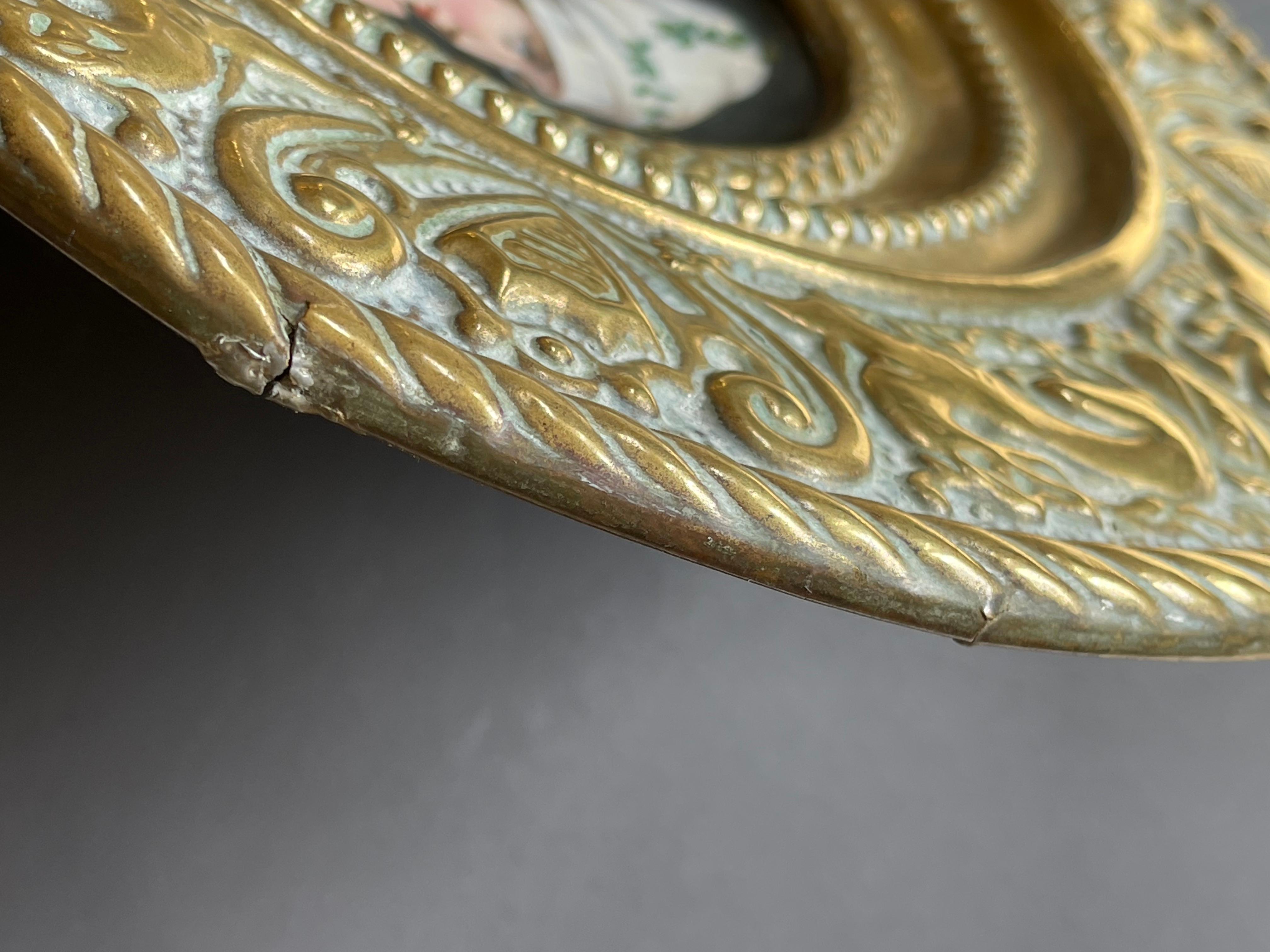 Assiettes anciennes en laiton et porcelaine des années 1880, ensemble de 3 portraits peints à la main, Allemagne en vente 4
