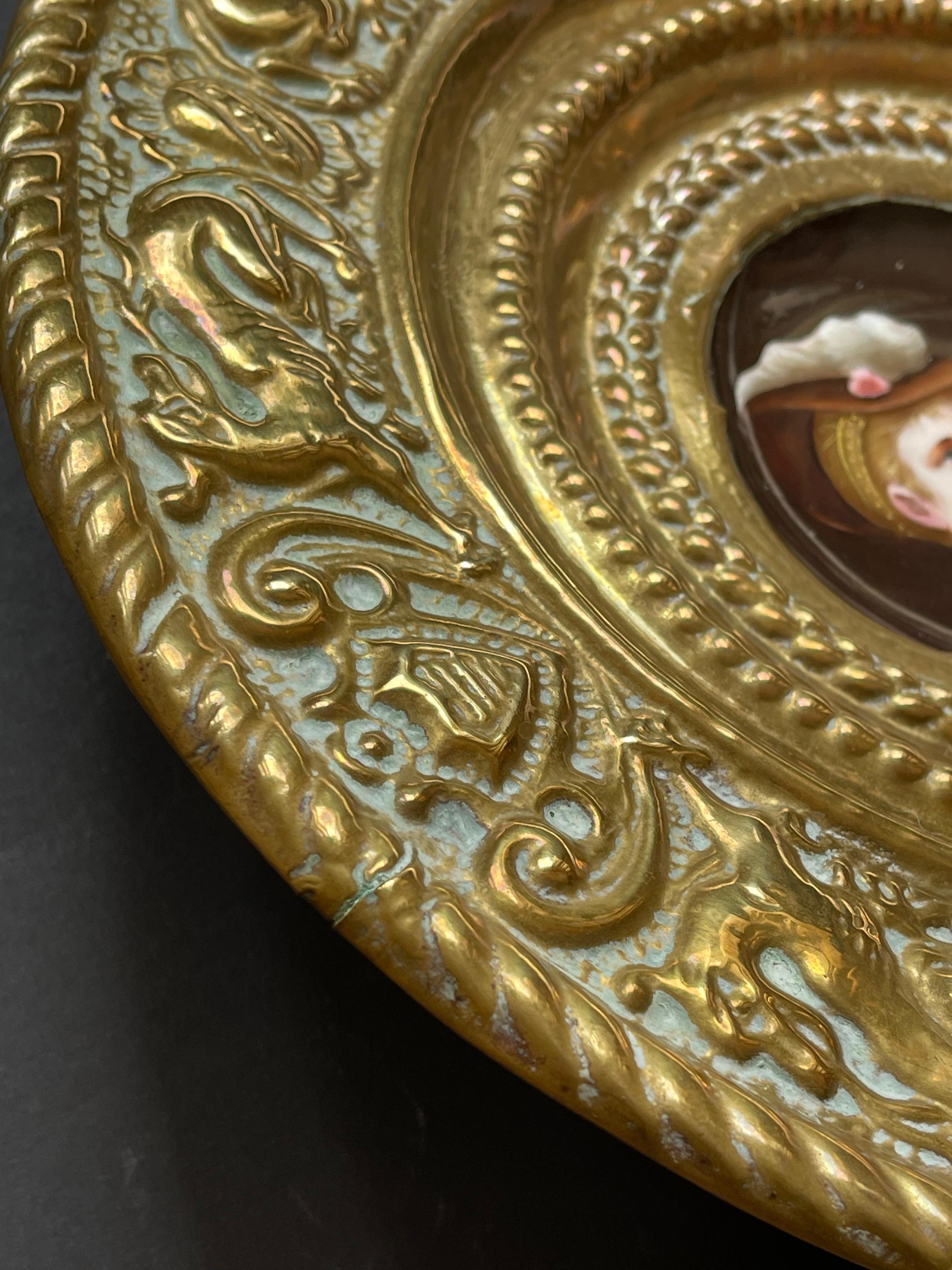 Assiettes anciennes en laiton et porcelaine des années 1880, ensemble de 3 portraits peints à la main, Allemagne en vente 5