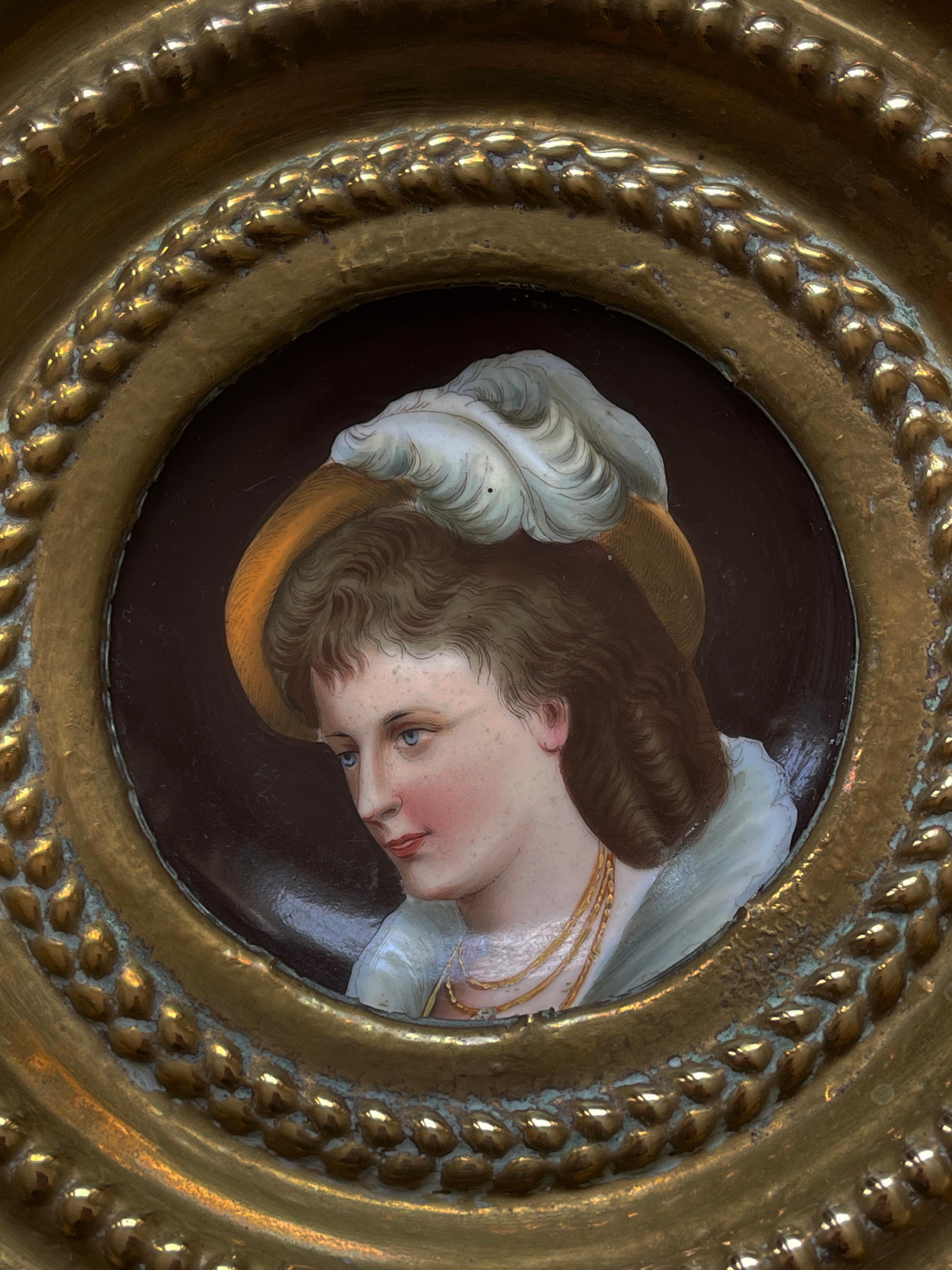 Baroque Assiettes anciennes en laiton et porcelaine des années 1880, ensemble de 3 portraits peints à la main, Allemagne en vente