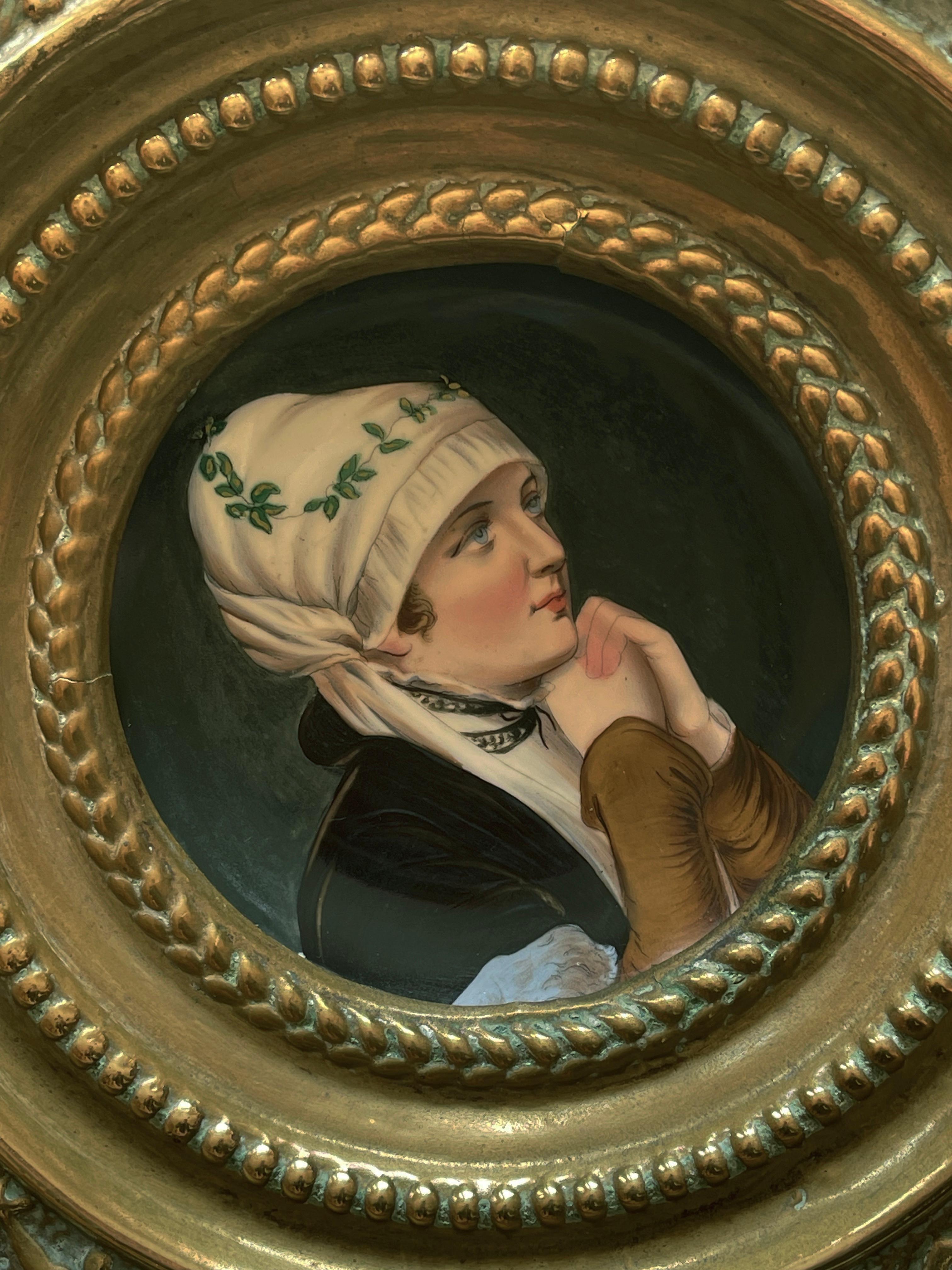Allemand Assiettes anciennes en laiton et porcelaine des années 1880, ensemble de 3 portraits peints à la main, Allemagne en vente