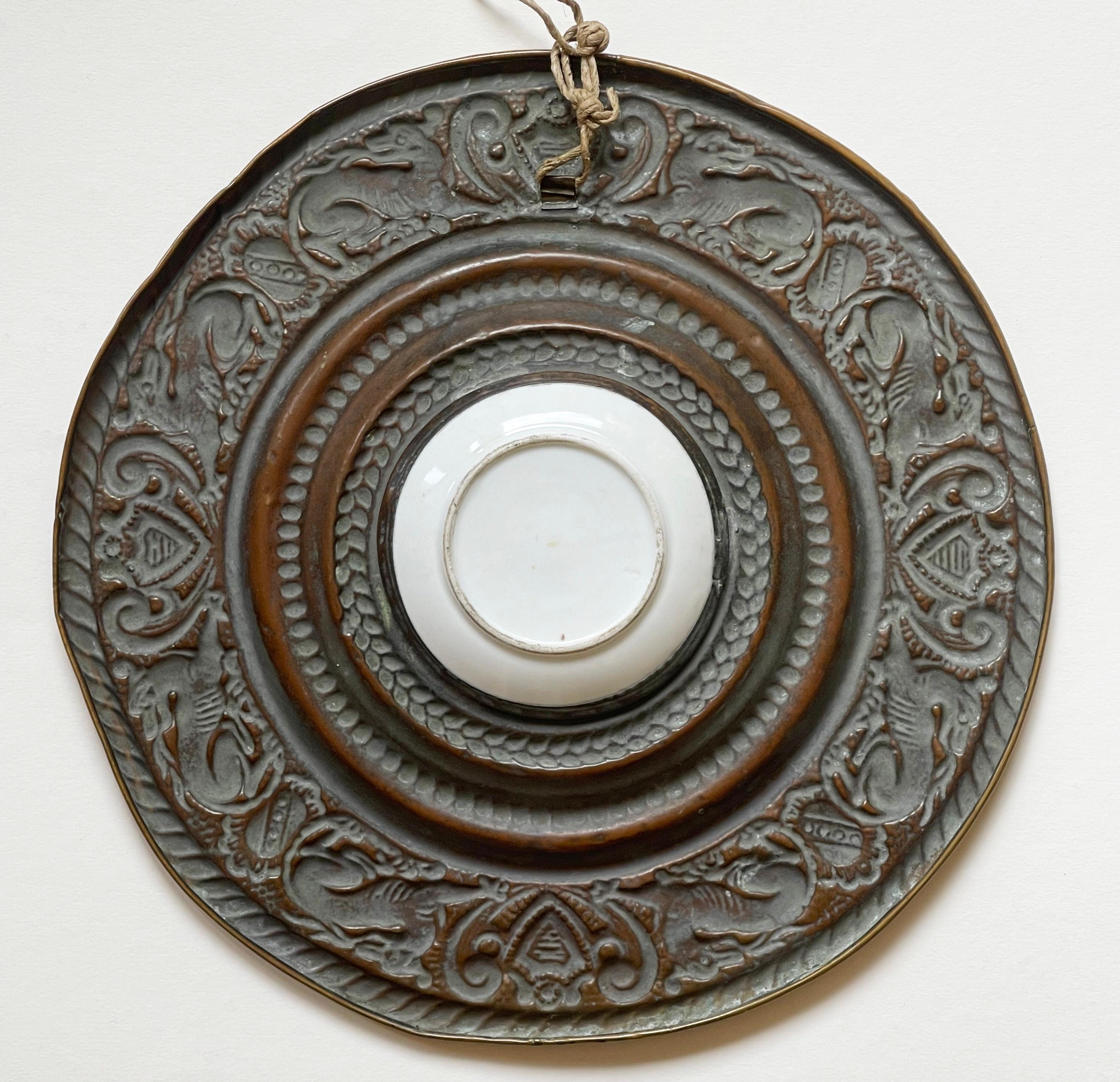 Fait main Assiettes anciennes en laiton et porcelaine des années 1880, ensemble de 3 portraits peints à la main, Allemagne en vente