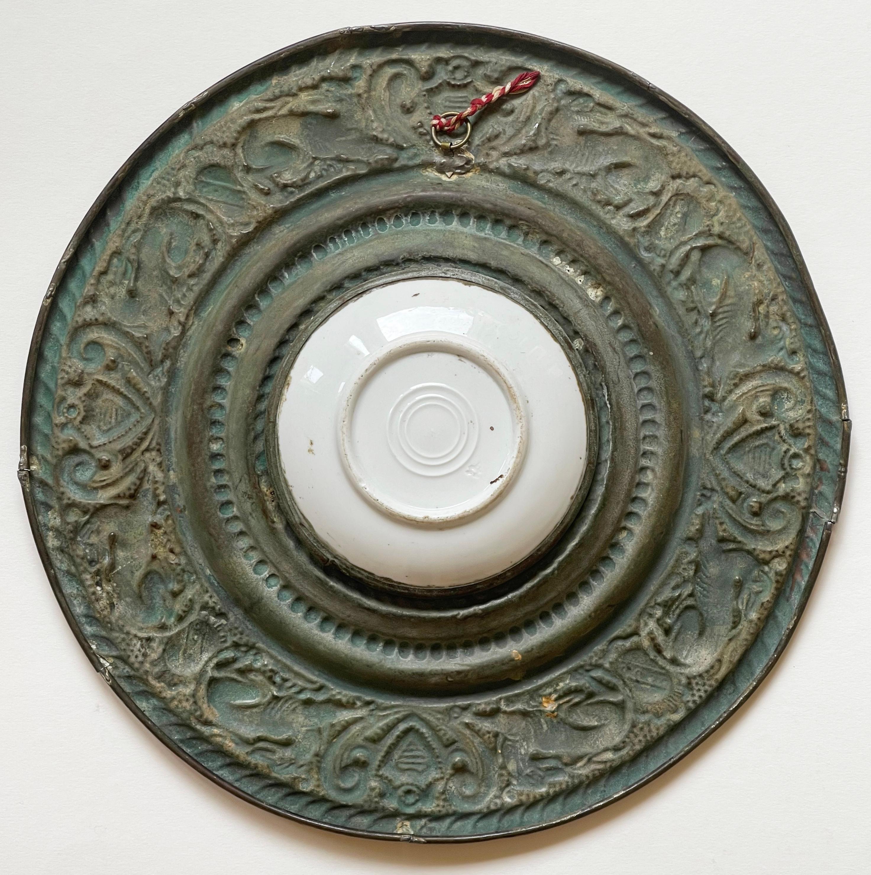 XIXe siècle Assiettes anciennes en laiton et porcelaine des années 1880, ensemble de 3 portraits peints à la main, Allemagne en vente