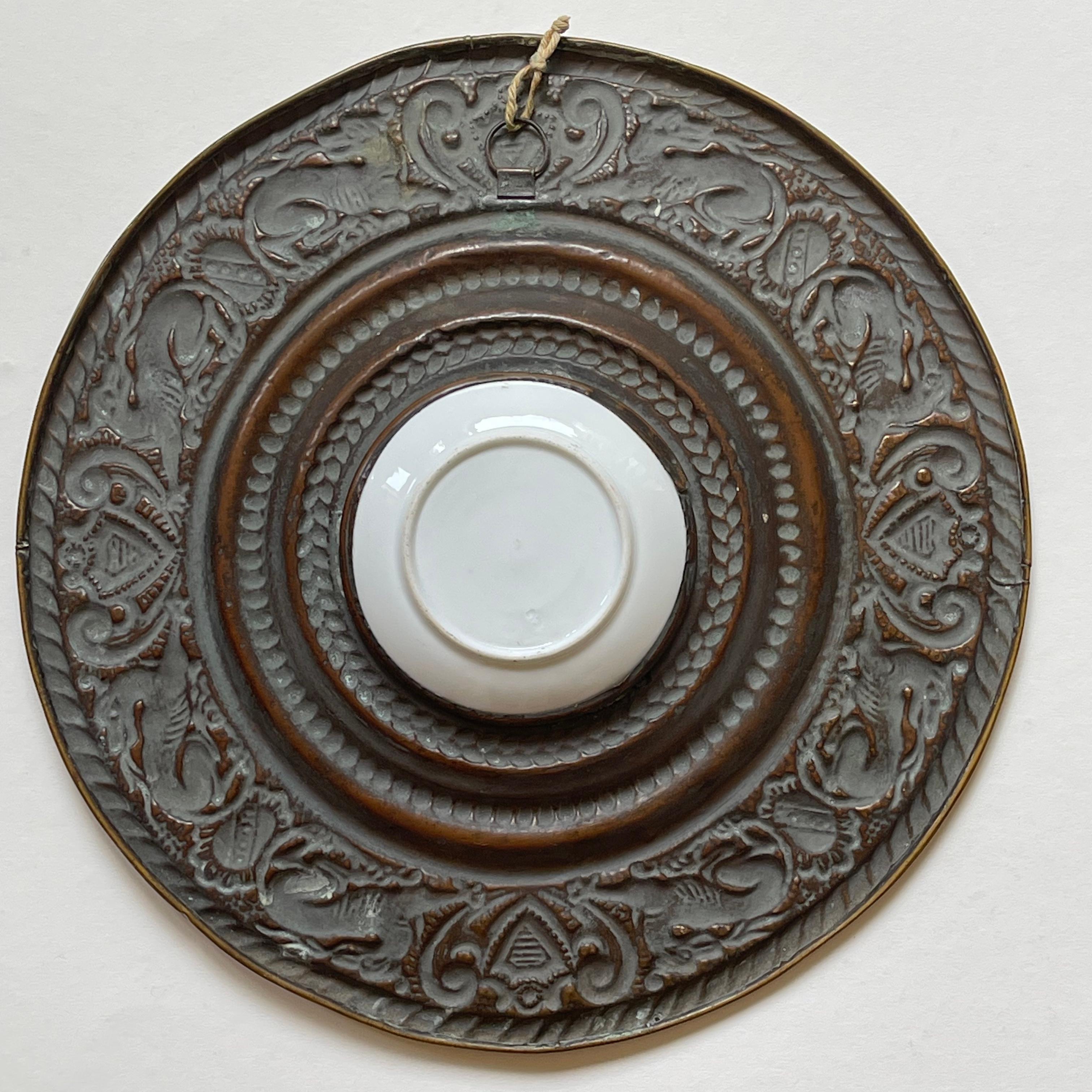 Assiettes anciennes en laiton et porcelaine des années 1880, ensemble de 3 portraits peints à la main, Allemagne en vente 1