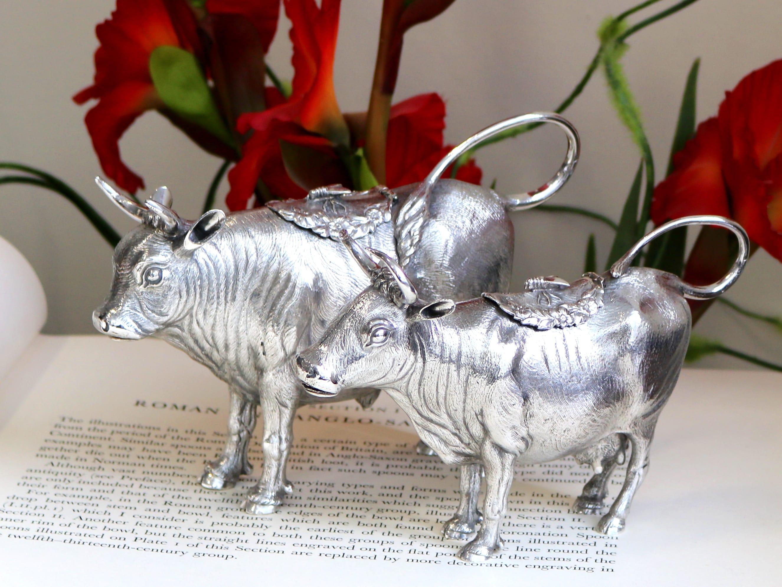 Antiguos cremeros de vaca de plata de ley continental de la década de 1880 Europeo en venta