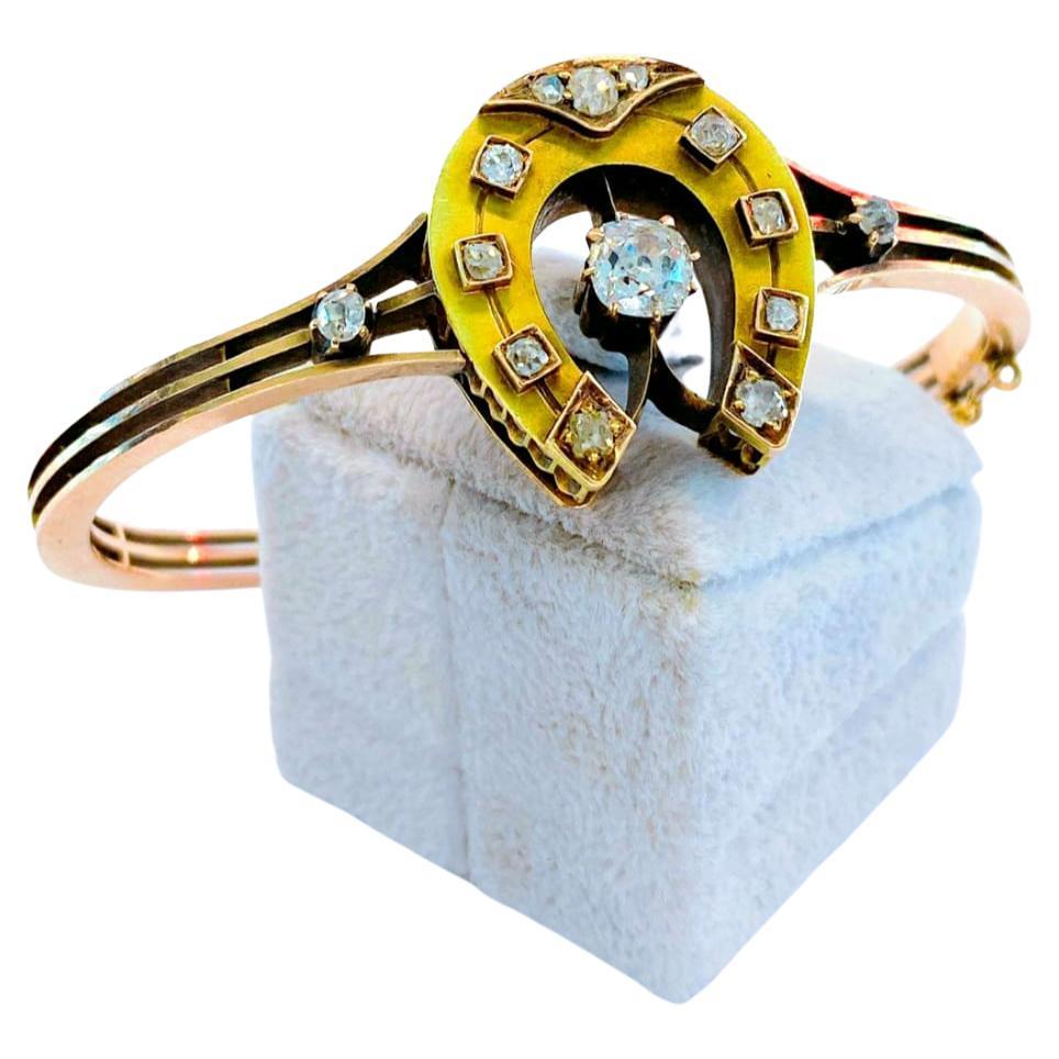 Antico bracciale russo in oro 14k a ferro di cavallo con al centro 1 diamante taglio miniera antico del peso stimato di 0,70 carati affiancato da diamanti antichi più piccoli con un peso totale dell'oro di 20 grammi. Il bracciale è stato realizzato