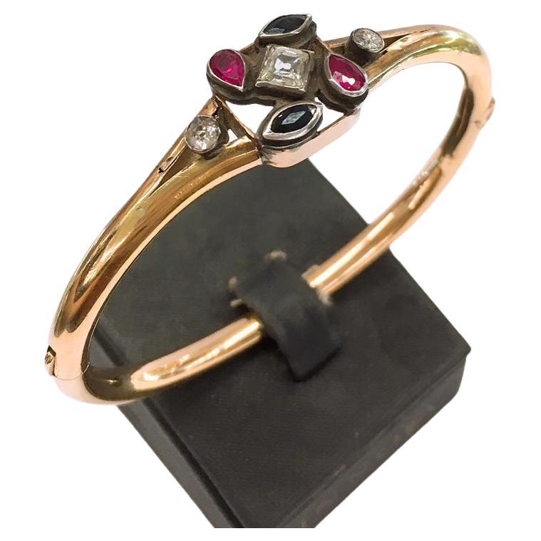 Antike russische Manschette Armband in 14k Gold zentriert mit alten Mine geschliffenen Diamanten Durchmesser von 5,30mm flankiert mit 2 Rubinen 2 Saphier Träne Tropfen geschnitten und 2 alte Mine Diamanten braclete wurde in st petersburg 1880/1890.c