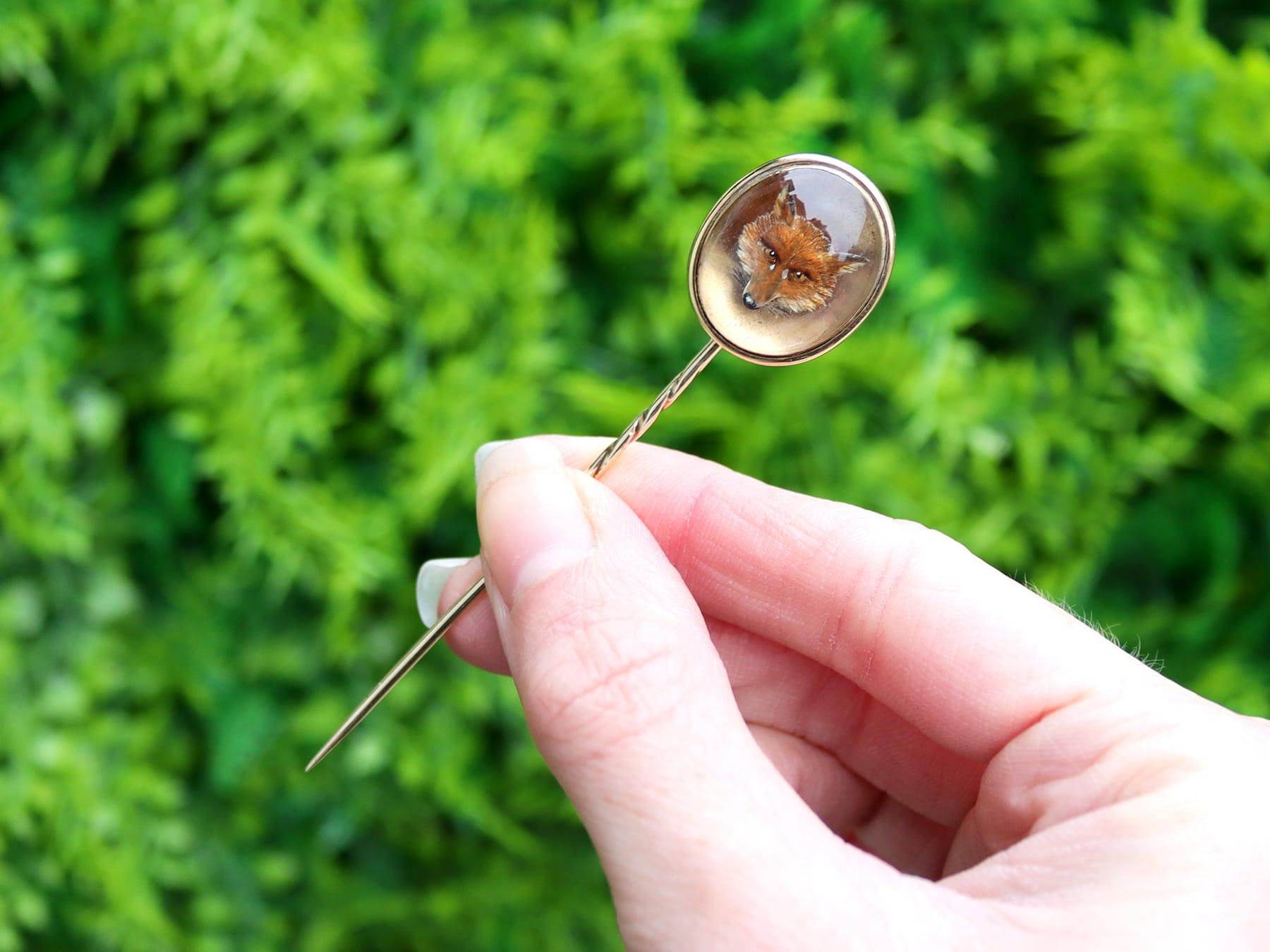 An exceptional, fine and impressive antique Essex crystal and 18 karat yellow gold fox pin brooch; part of our antique jewelry and estate jewelry collections.

This exceptional, fine and impressive crystal stick pin brooch has been crafted in 18k