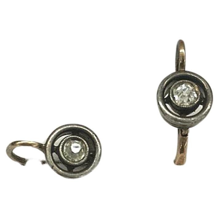 Antike Ohrringe mit 2 Diamanten im Minenschliff mit einem geschätzten Gesamtgewicht von 0,30 ct aus Gold mit Silberzacken aus dem 19. Jahrhundert Ohrringe Länge von 1 cm 