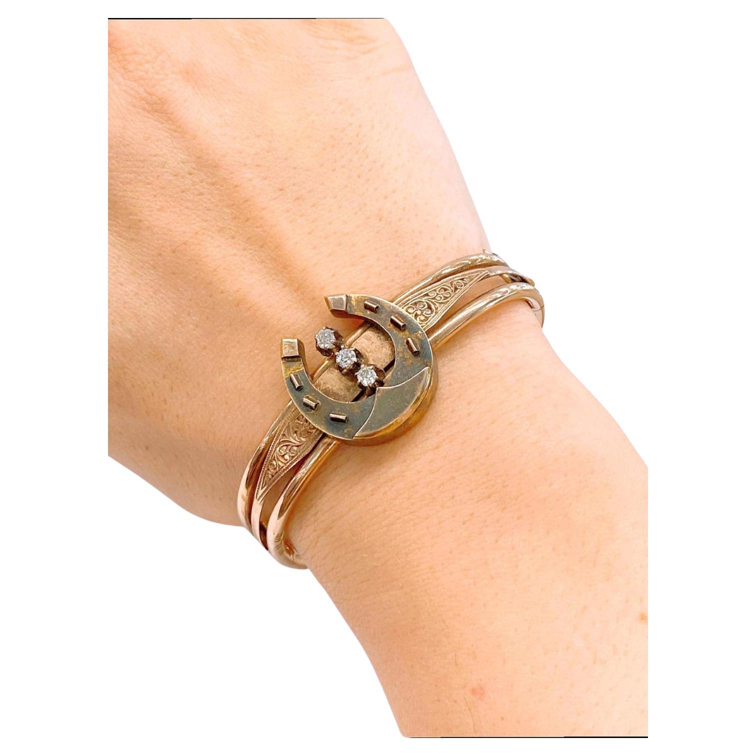 Antico bracciale russo in oro 14k con design a scarpa di cavallo, centrato da 3 diamanti taglio miniera con incisioni ai lati del bracciale, con marchio 56 Imperial Gold e marchio del saggiatore AA per Anatoly Artsybasher e marchio del saggiatore di