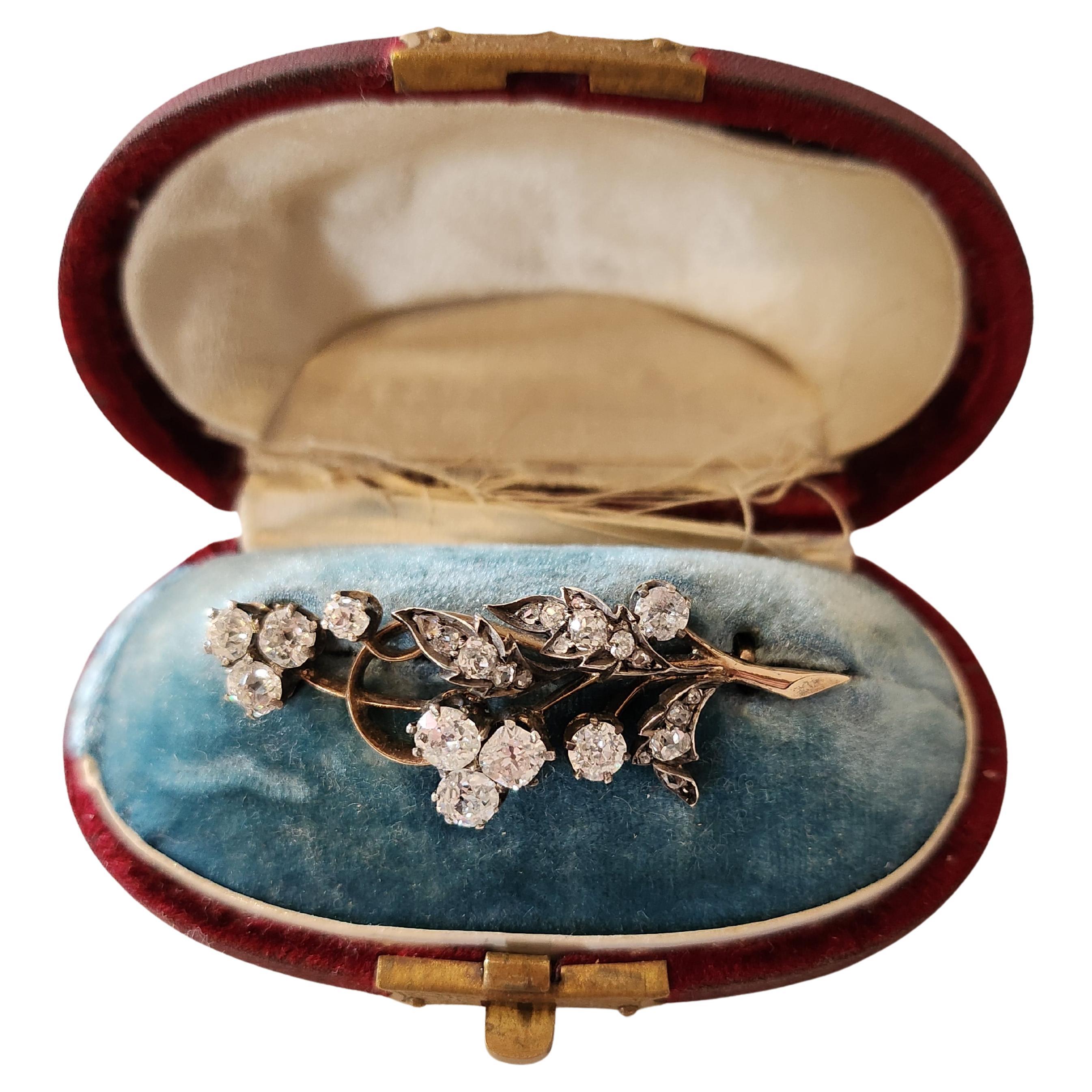 Antica spilla in oro 14k su disegno tremblant con diamanti taglio miniera H colore bianco vs limpidezza e peso stimato del diamante di 2,60 carati la spilla è stata realizzata a mosca 1890.c diringendo l'epoca zarista russa hall marcata 56 imperial