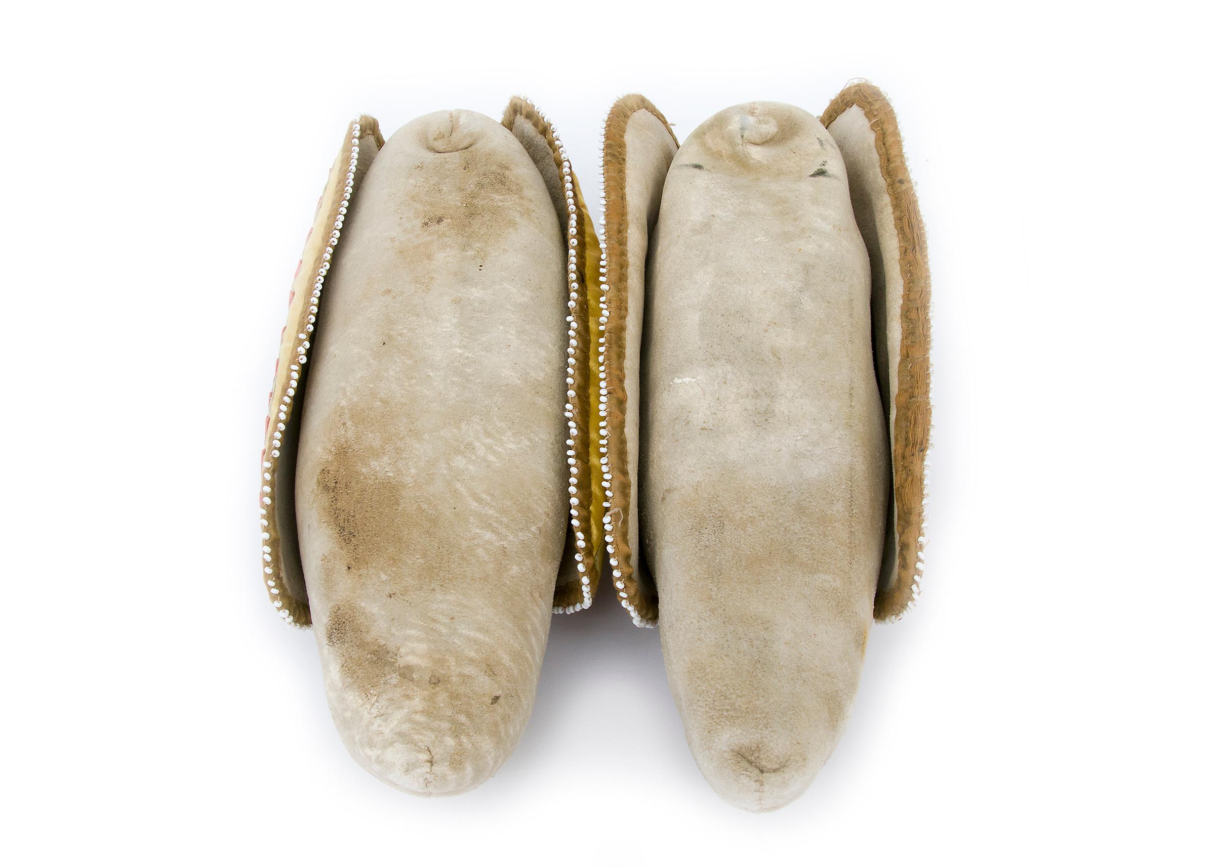 Antiguos mocasines de cuero de las llanuras de 1880, Tribu Potawatomi, Bosques del Noreste en venta 3