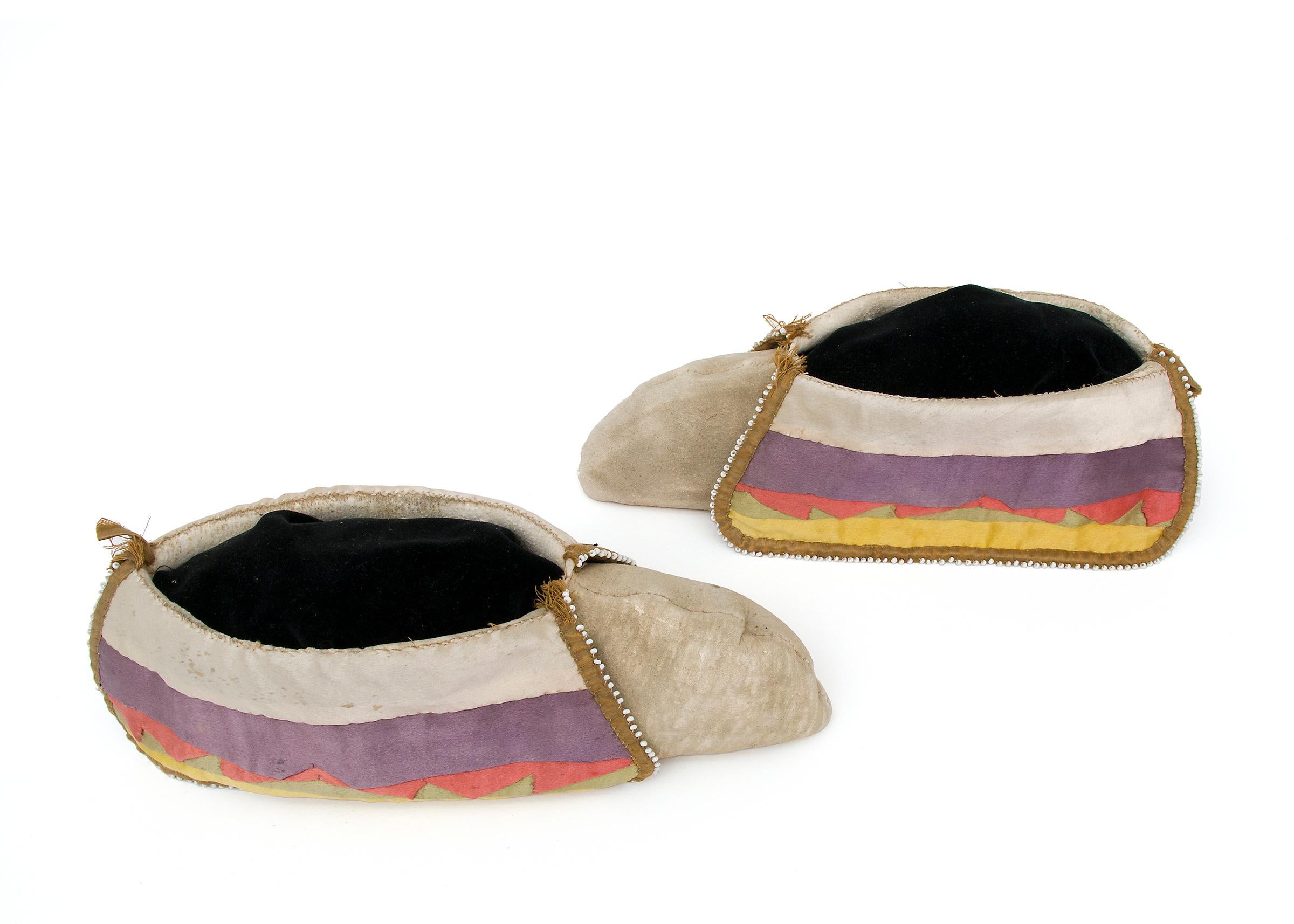 Antiguos mocasines de cuero de las llanuras de 1880, Tribu Potawatomi, Bosques del Noreste nativo estadounidense en venta