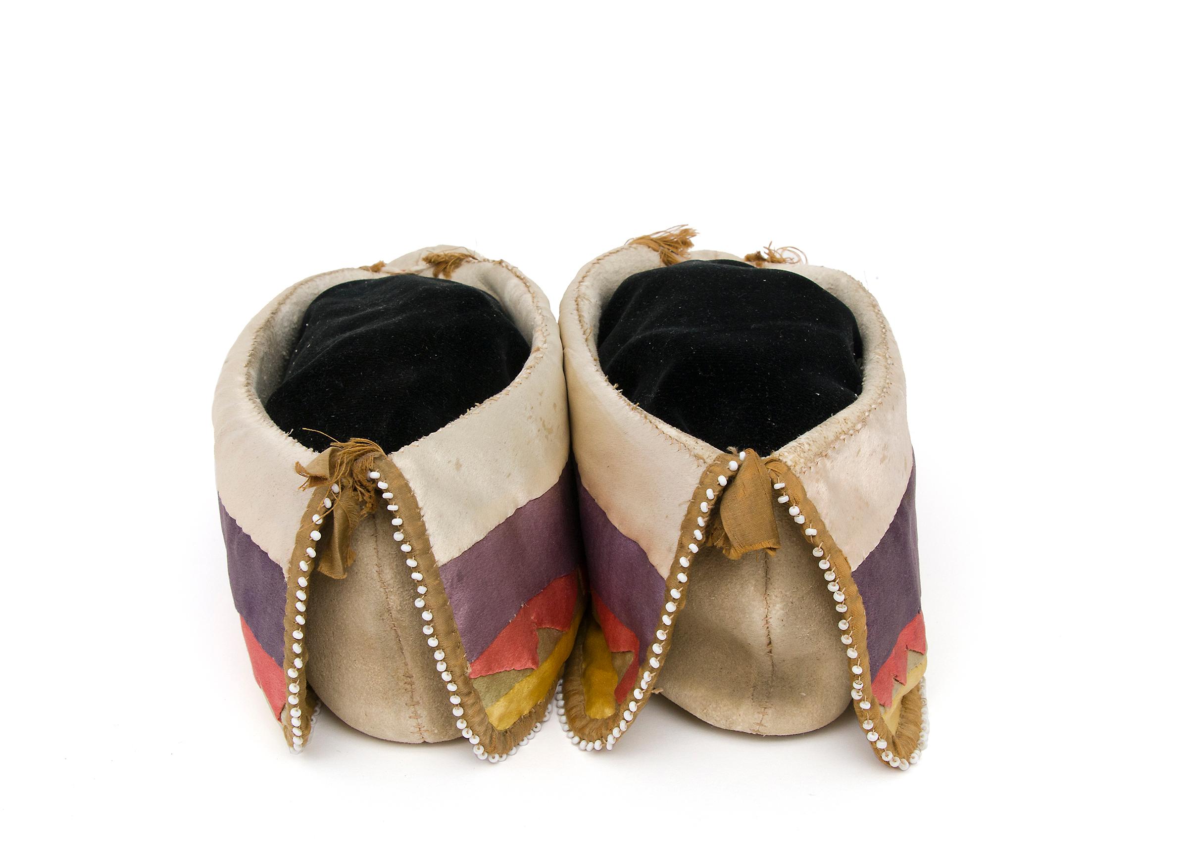Antiguos mocasines de cuero de las llanuras de 1880, Tribu Potawatomi, Bosques del Noreste Estadounidense en venta