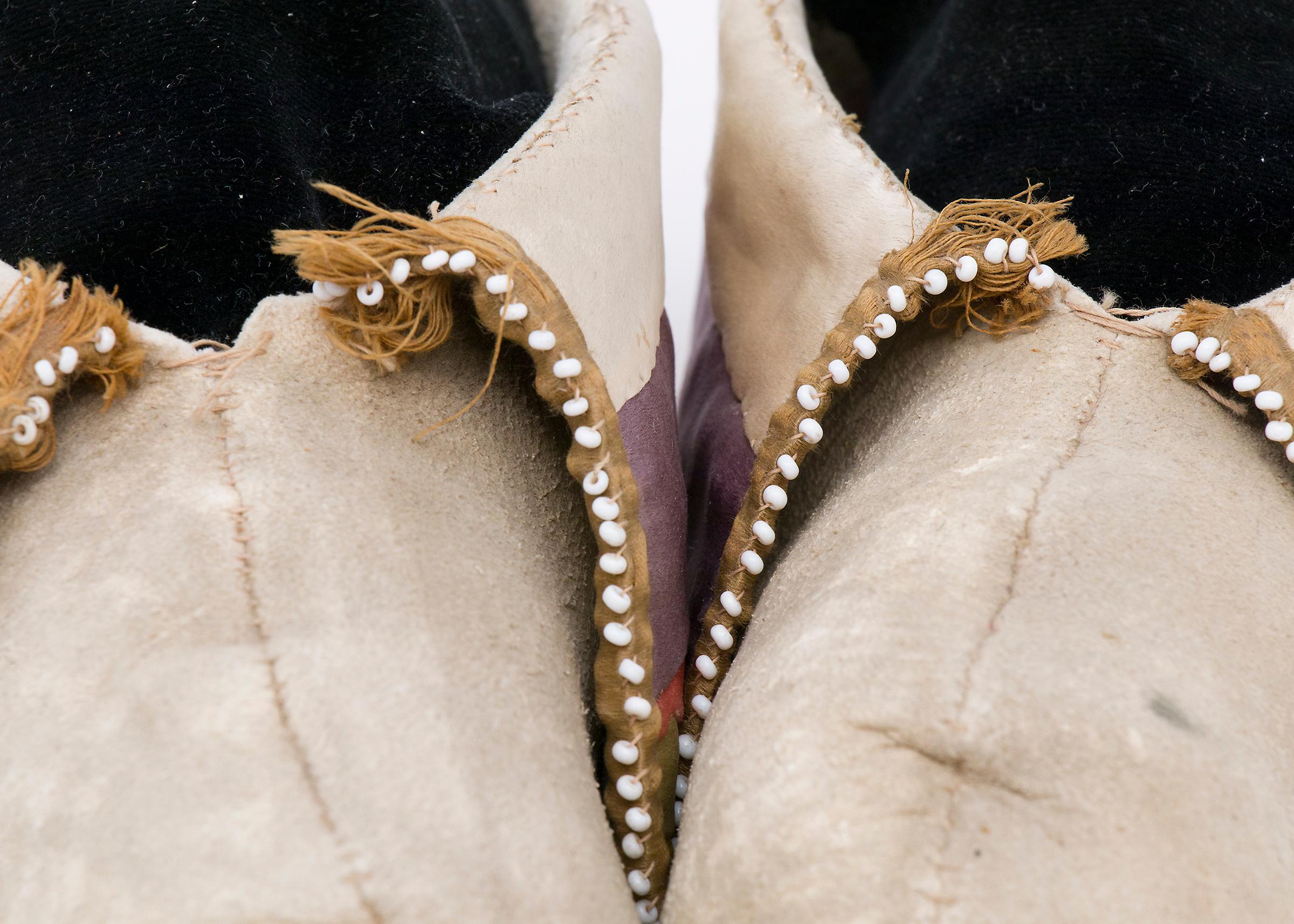 Antiguos mocasines de cuero de las llanuras de 1880, Tribu Potawatomi, Bosques del Noreste Piel de animal en venta