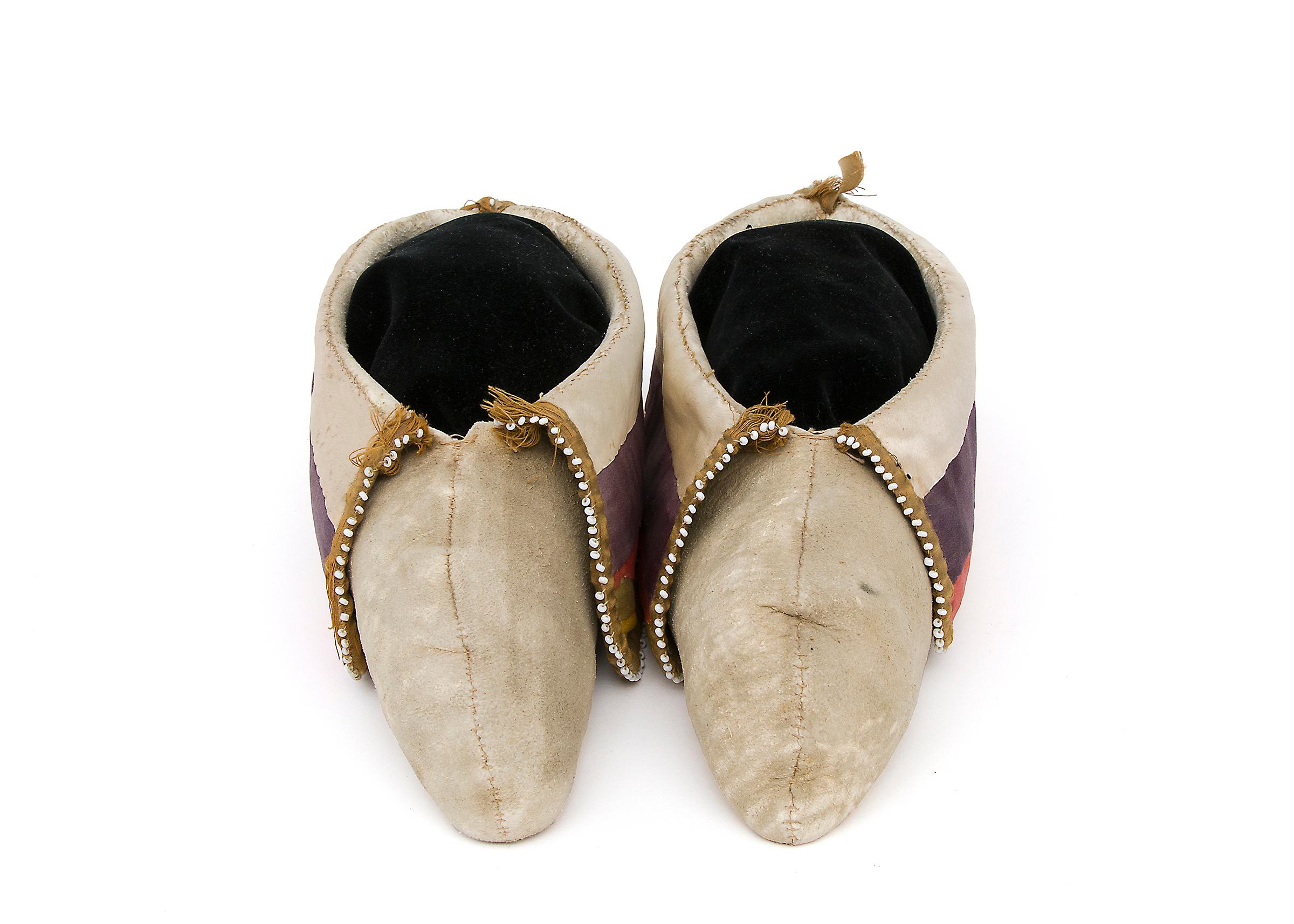 Antiguos mocasines de cuero de las llanuras de 1880, Tribu Potawatomi, Bosques del Noreste en venta 1