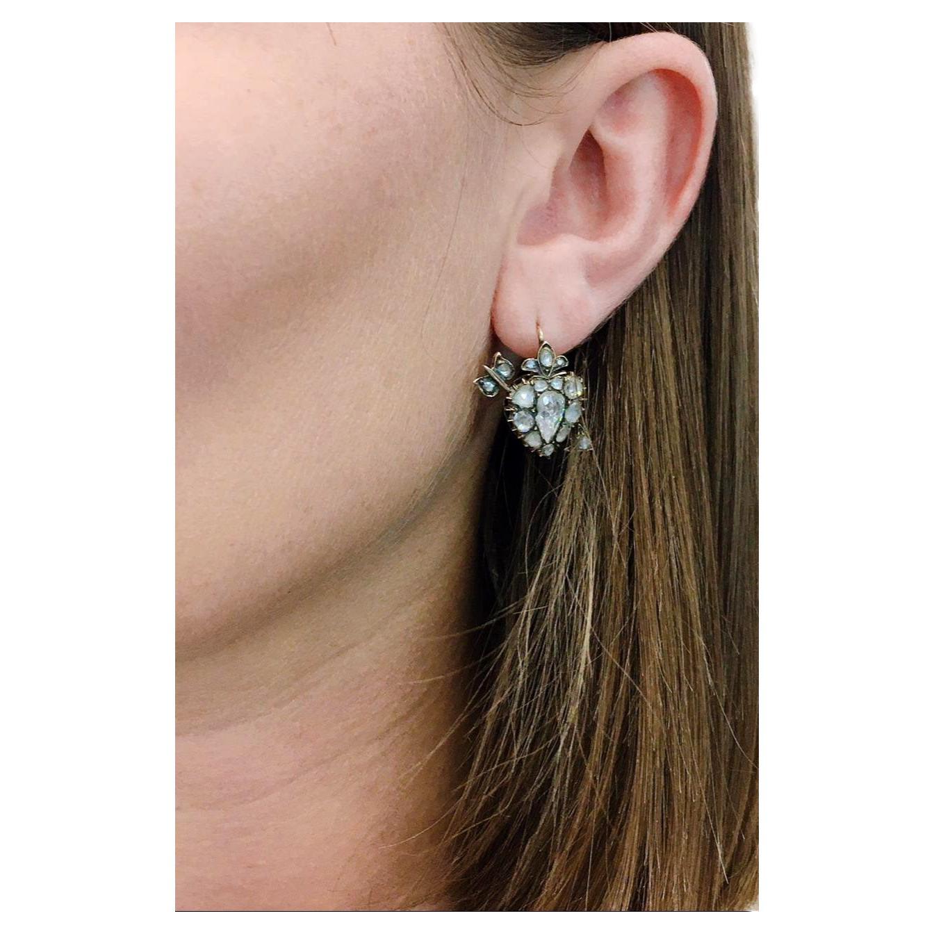 Antike russische Rosenschliff-Diamant-Ohrringe in Herz und Pfeil-Design mit einem geschätzten Diamant-Gewicht von 6 Karat zurück vereitelt zentriert mit großen Rosenschliff-Diamant ausgezeichnete Funken insgesamt Ohrringe Länge 2,5 cm Halle markiert