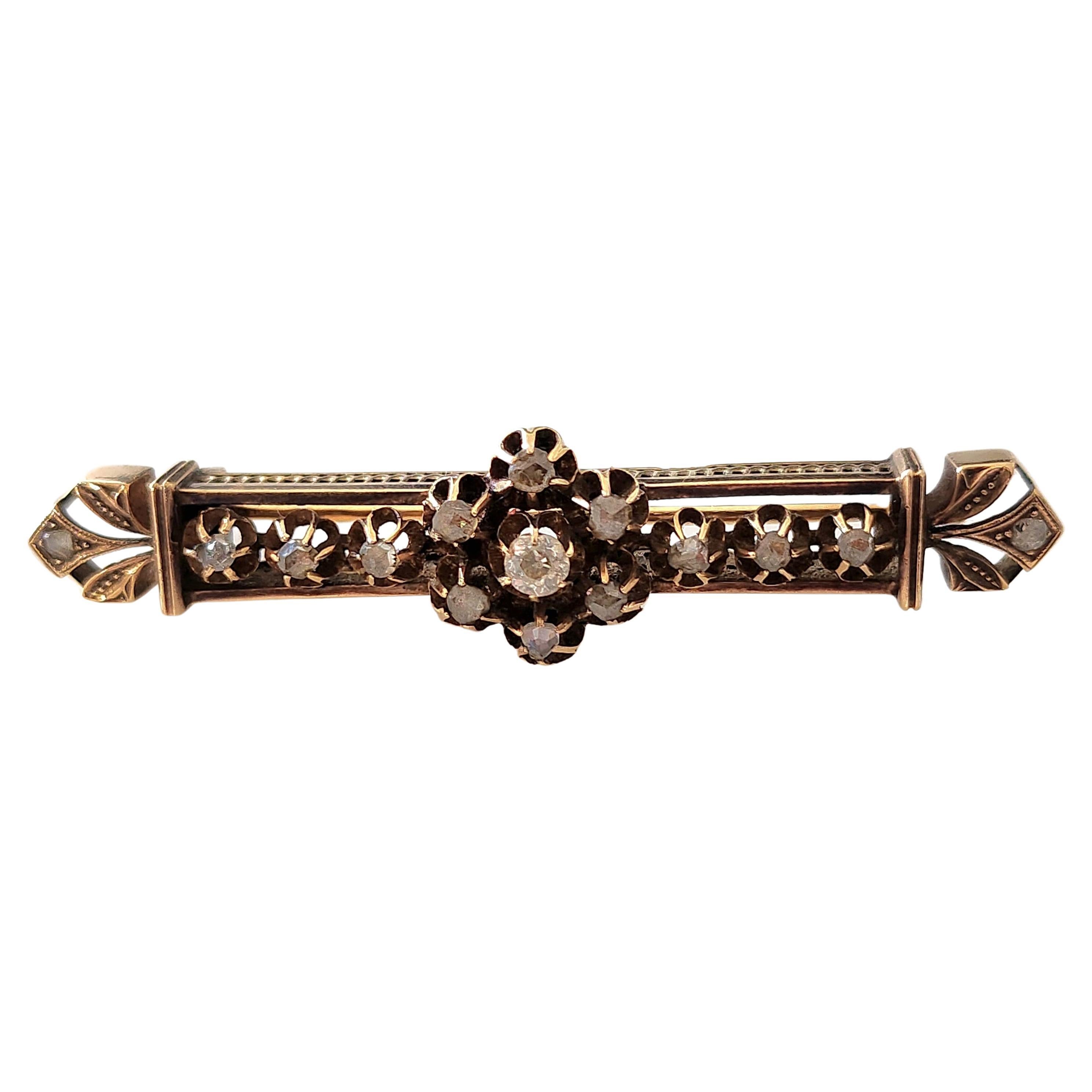 Antica spilla in 14k di epoca imperiale russa del 1880.c centrata con 1 diamante taglio mina vecchio affiancato da diamanti taglio rosa con una magnifica lavorazione lunghezza totale della spilla 5cm e peso dell'oro di 8 grammi hall marcata 56