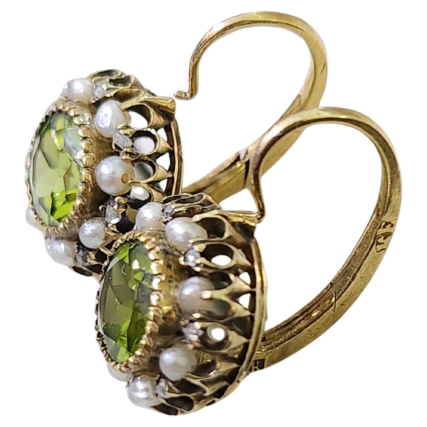 Antique 1880s Russian 2.40 Carats Peridot Gold Earrings In Good Condition For Sale In Cairo, EG