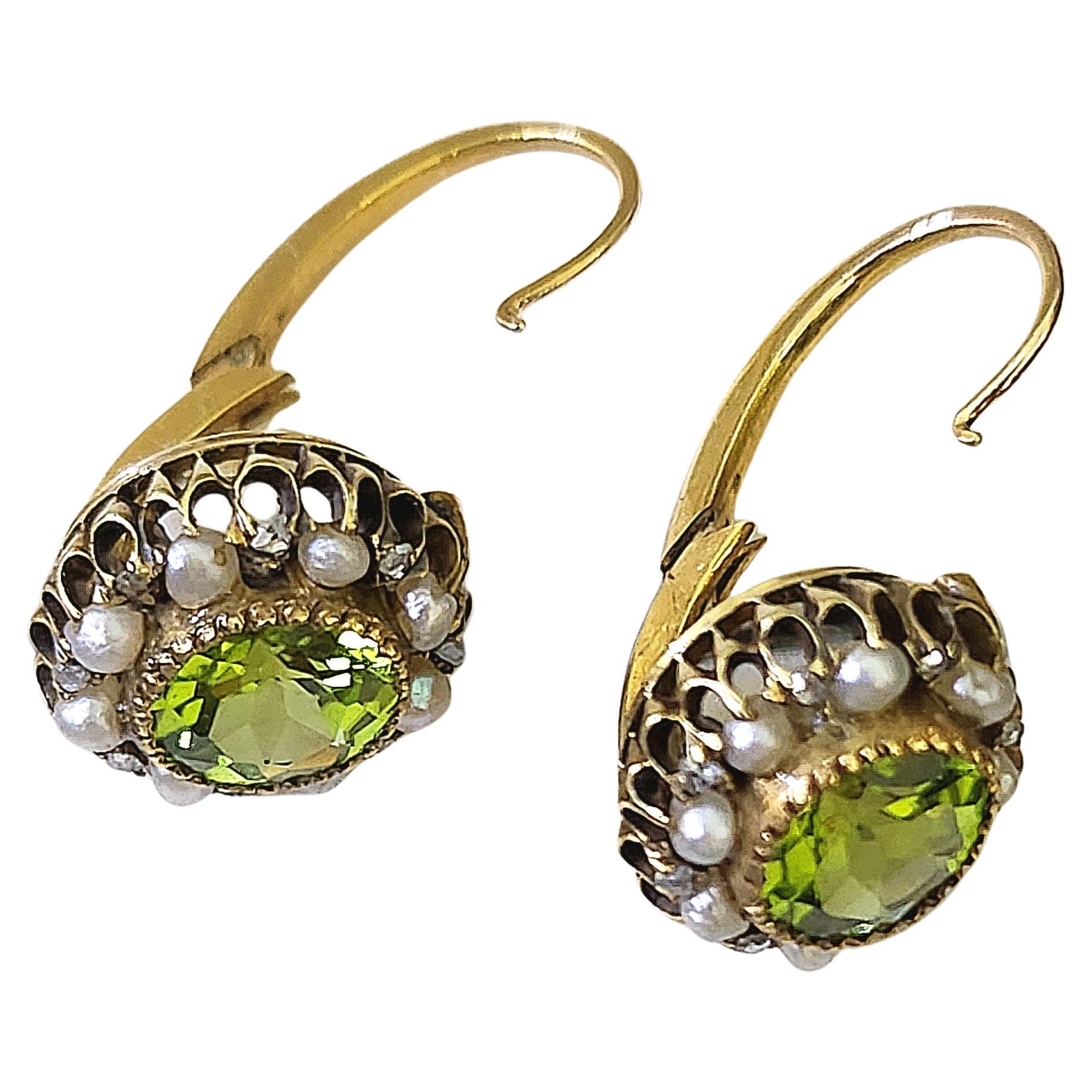 Women's Antique 1880s Russian 2.40 Carats Peridot Gold Earrings For Sale