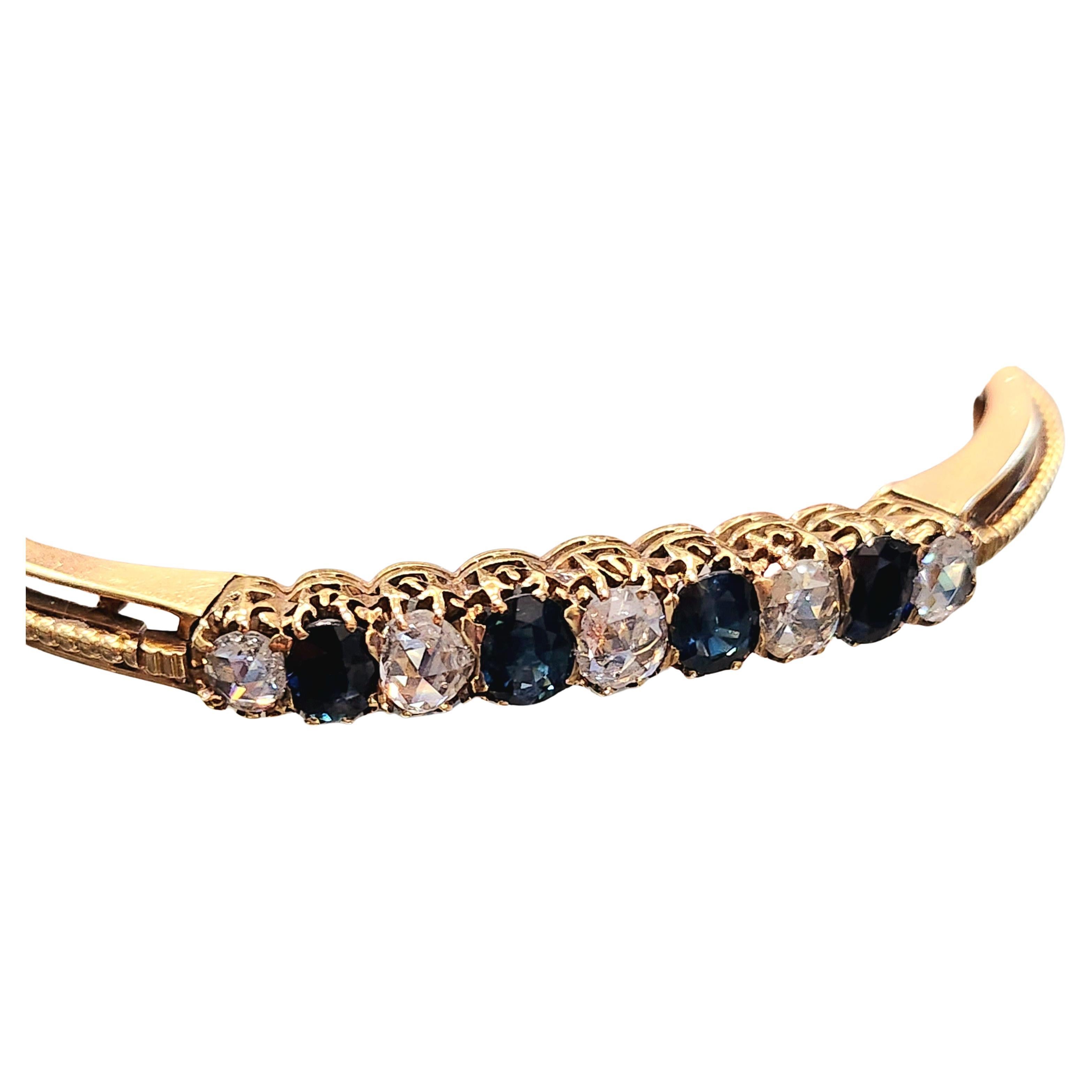 Bracelet ancien de l'époque impériale russe fait à st petersburge dans les années 1880 centré avec 3 carats de saphirs bleus naturels et 2 carats de diamants taillés en rose avec un poids total en or 14k de 19 grammes hall marqué avec l'ancienne