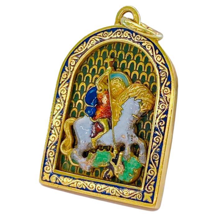 Antiguo colgante ruso de oro de 14 quilates de San Jorge matando al dragón con esmalte de colores y magnífica factura y buen estado del esmalte con una longitud total de 4,5 cm con la marca Hall 56 del patrón imperial ruso de oro y la marca de