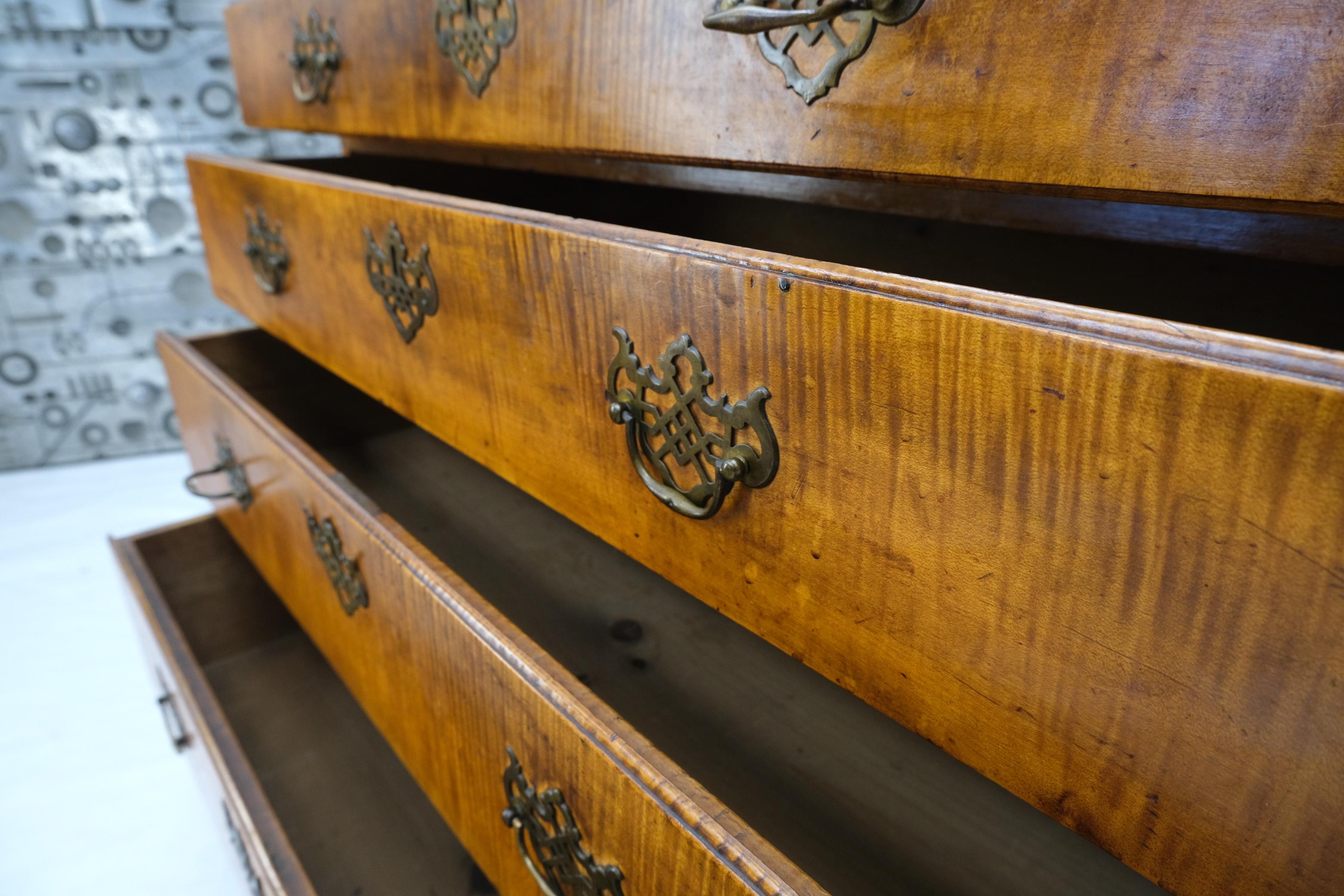Ancienne commode à tiroirs de style Chippendale en érable tigré des années 1880 en vente 3
