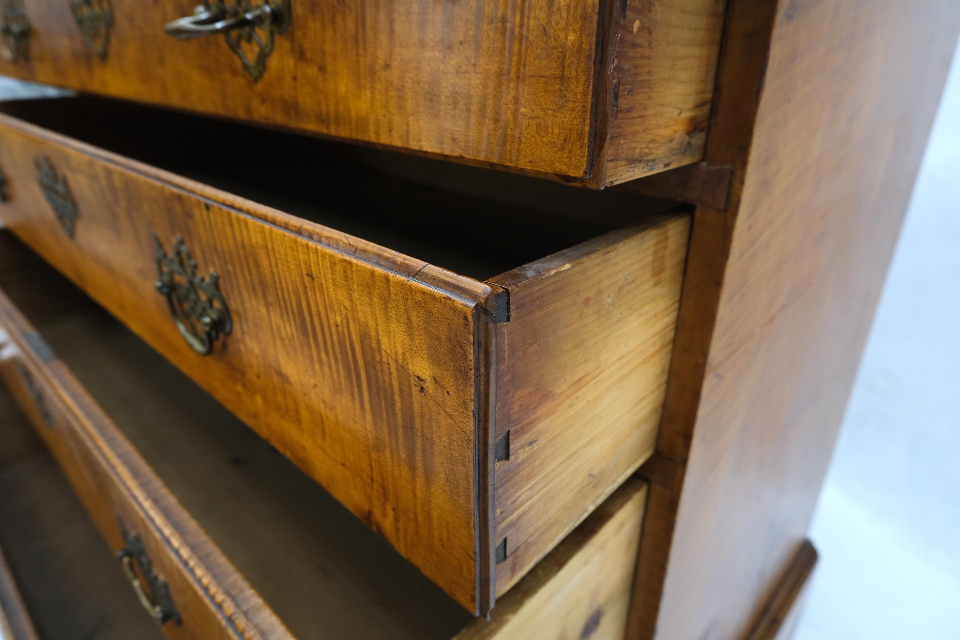 Ancienne commode à tiroirs de style Chippendale en érable tigré des années 1880 en vente 2