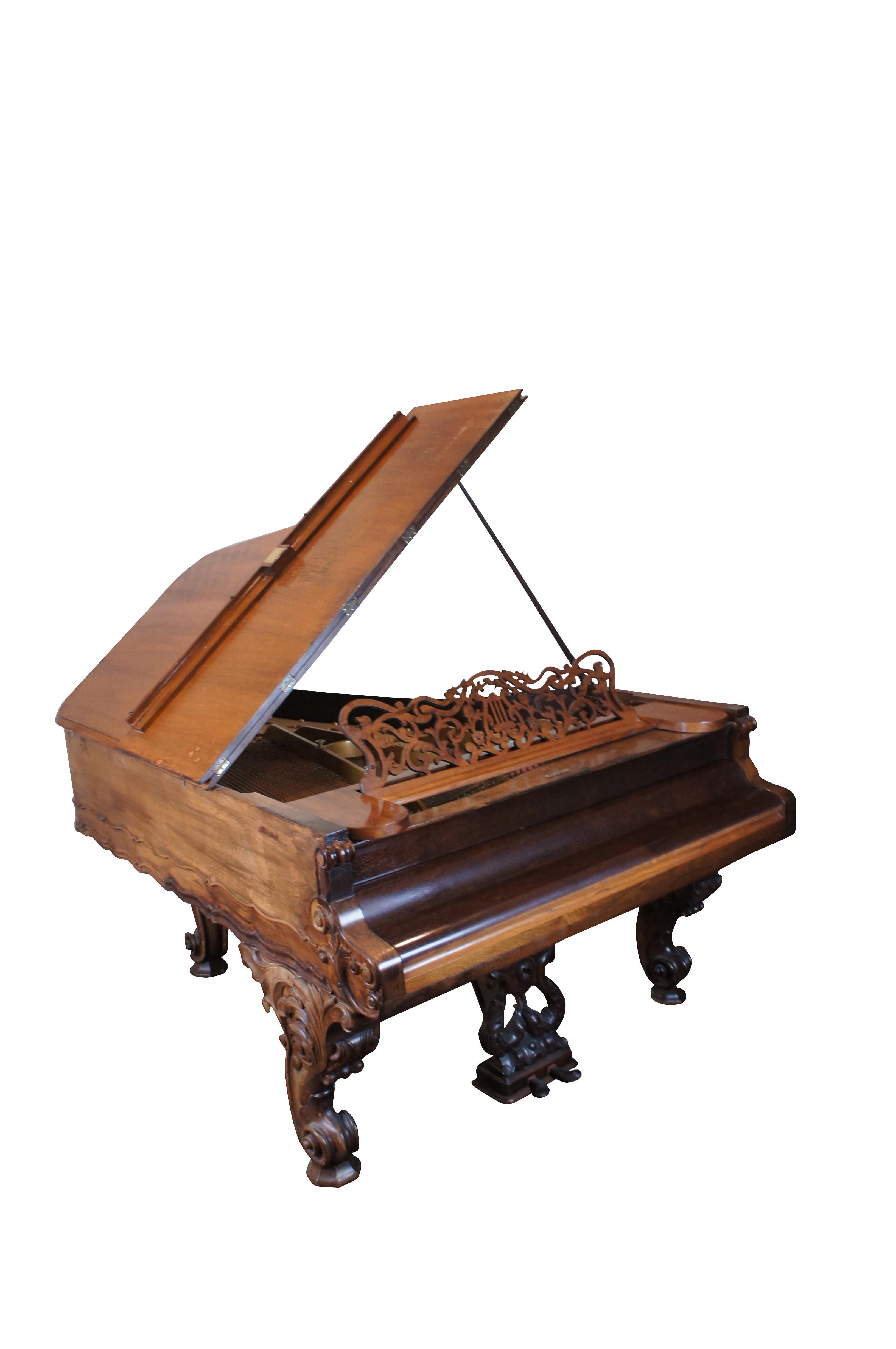 Antiguo piano de cola Weber, hacia 1880.  De madera de palisandro con estilo barroco y rococó.  Un elaborado estuche con adornos de serpentina, foliadas de acanto y detalles de roleos.  El piano se apoya en robustas patas cabriolé con pies en forma