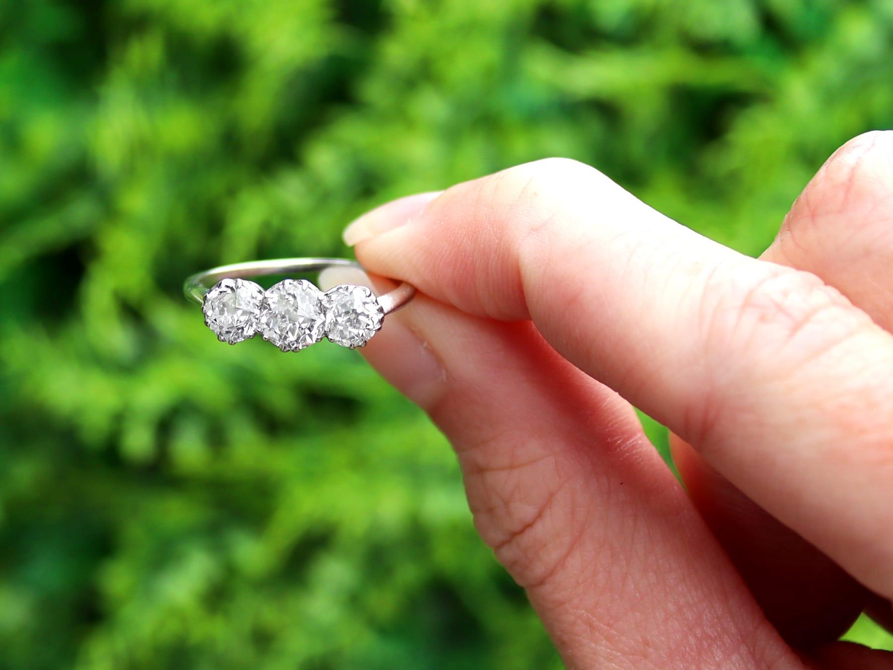 Un anello antico di 1,89 carati con tre pietre di diamante e platino, che fa parte della nostra collezione di anelli di fidanzamento con diamante.

Questo splendido anello in platino con tre pietre e diamanti è stato realizzato in platino.

La
