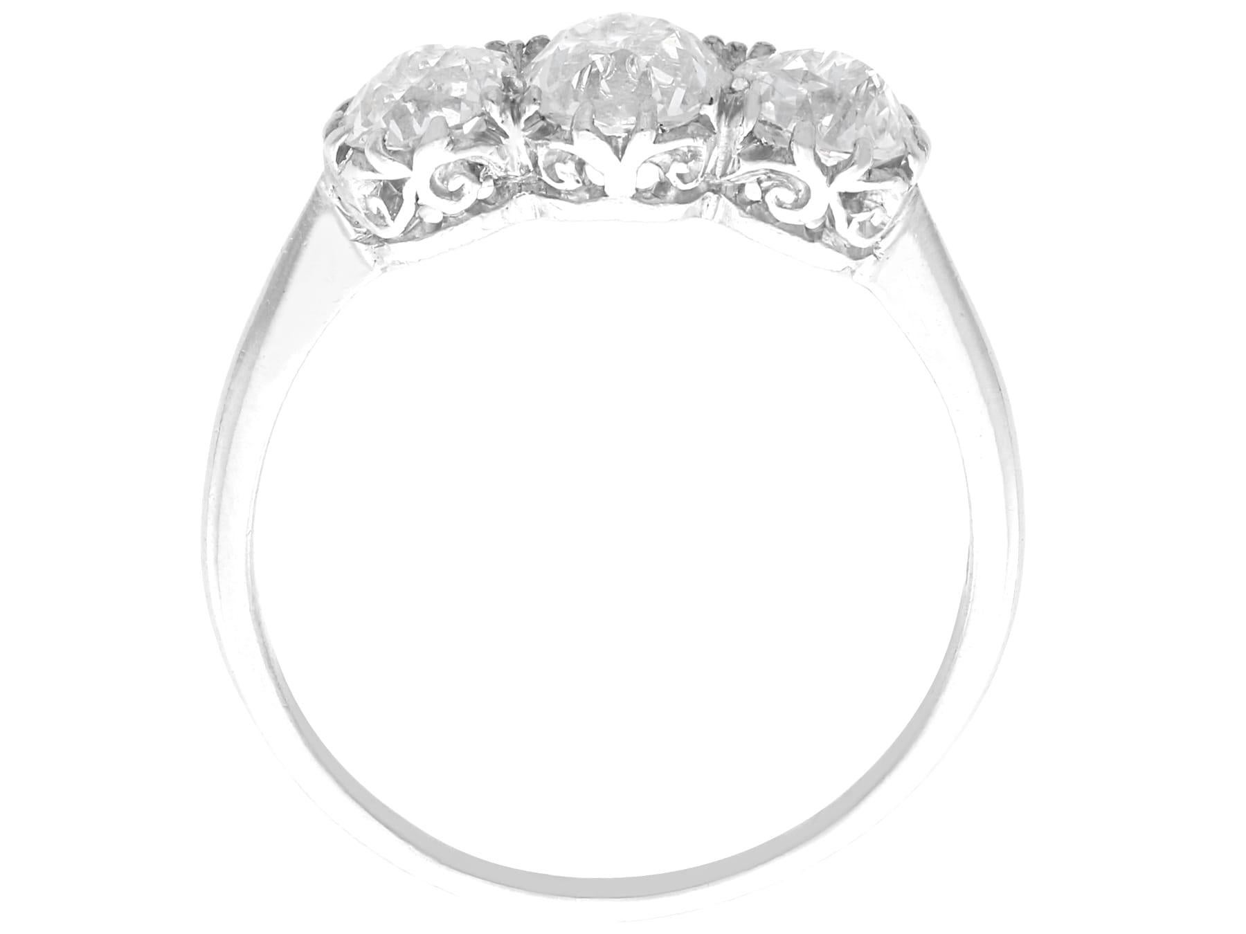 Antico anello a tre pietre in platino e diamanti da 1,89 carati Circa 1925 in vendita 1