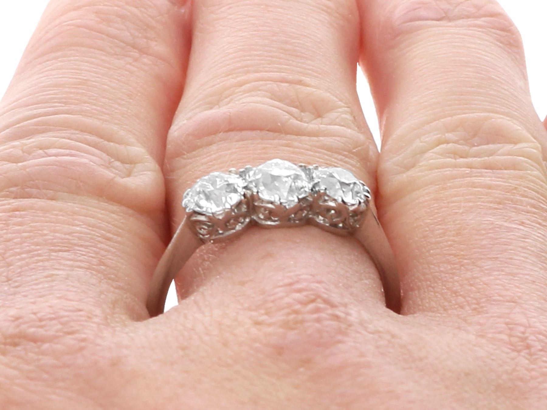 Antico anello a tre pietre in platino e diamanti da 1,89 carati Circa 1925 in vendita 4