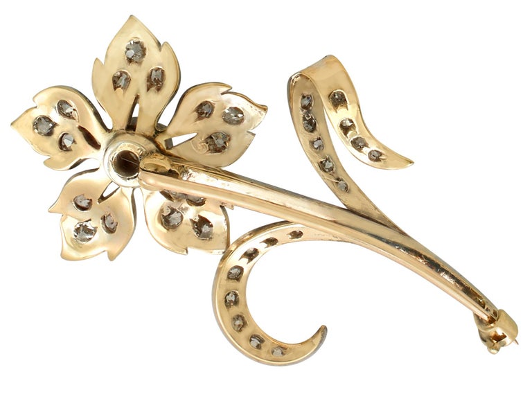 Antique 1.89 Carat Diamond and Yellow Gold Silver Set Floral Brooch In Excellent Condition For Sale In Jesmond, Newcastle Upon Tyne