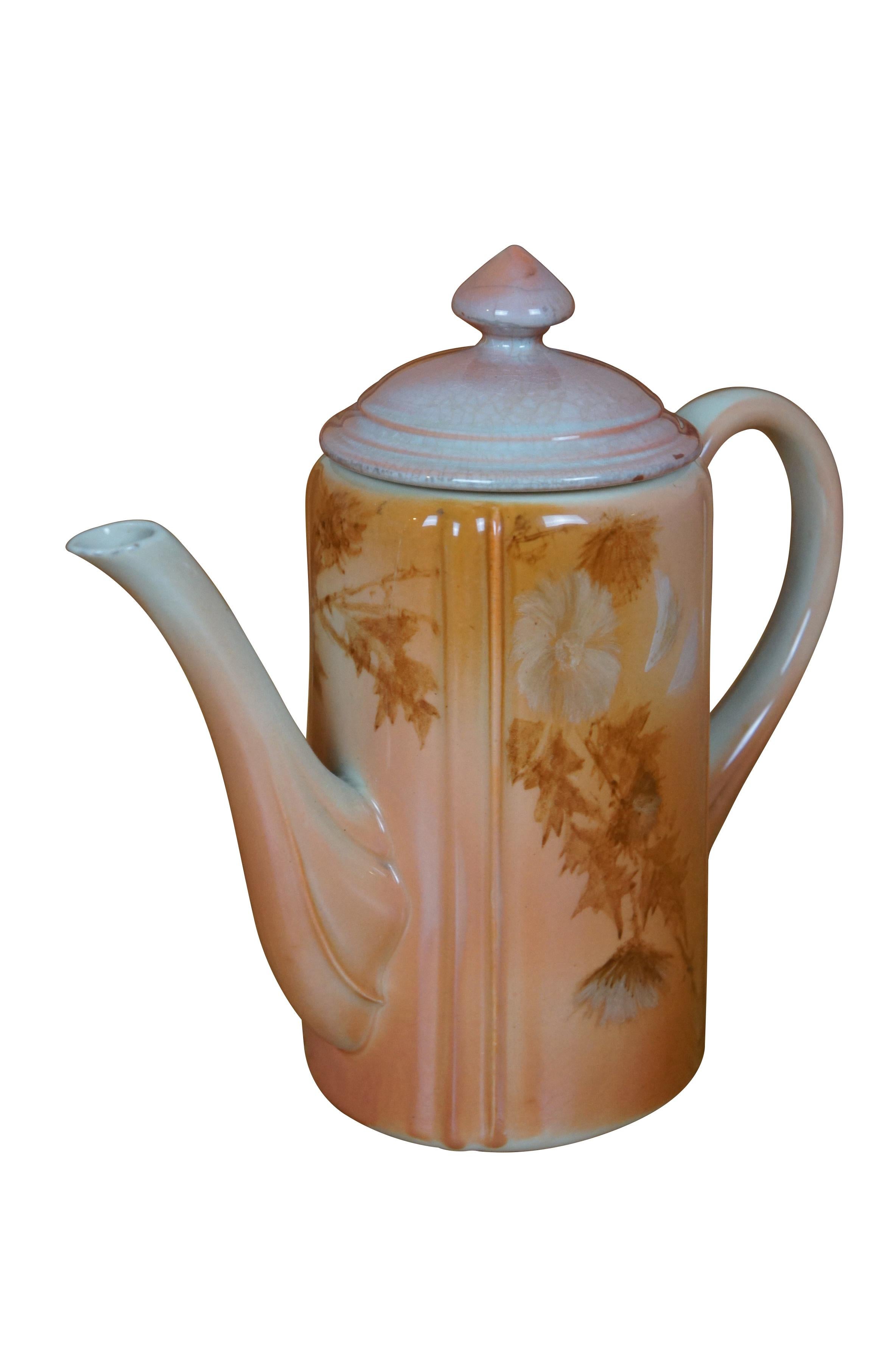 Antigua chocolatera / tetera / jarra de café con tapa Rookwood de Anna Marie Valentien.  Presenta un estilo Art Nouveau con un tema floral en tonos otoñales.  Firmado AMV en la base.  La W significa blanco, lo que indica que se utilizó esmalte Iris.