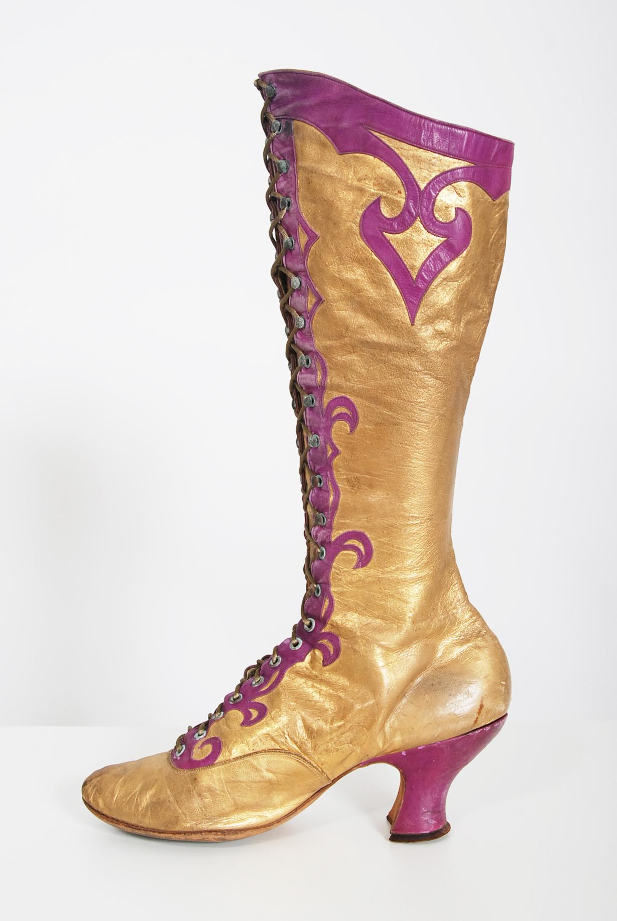 Époustouflante et incroyablement difficile à trouver, cette paire de bottes Alfred J. Cammeyer, fabriquées en haute couture, date de l'époque de la mode des années 1890. Les chaussures peuvent être datées de cette période grâce à la combinaison du