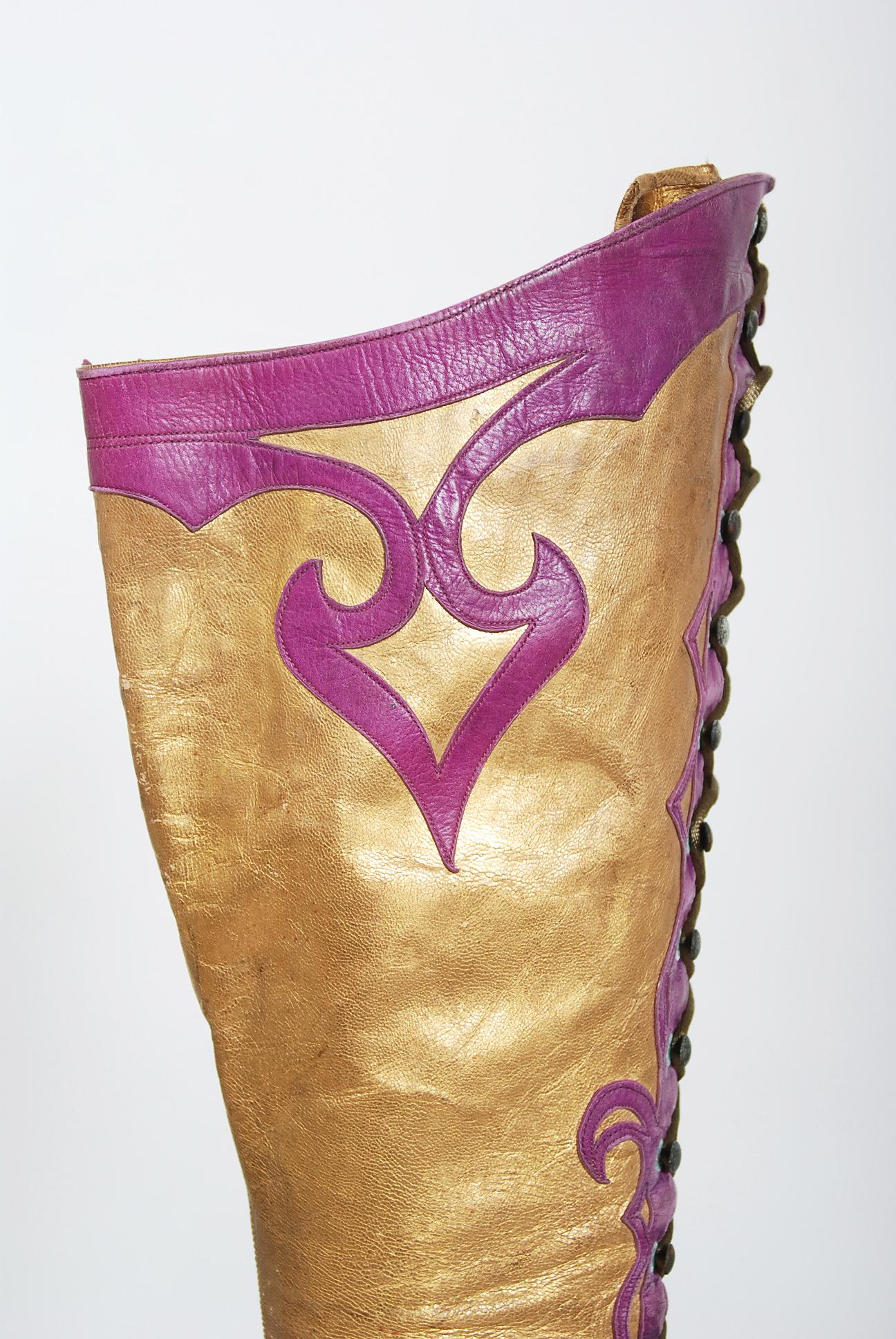 Vintage 1890er Jahre Cammeyer Couture viktorianische Schnürstiefel aus Leder in Gold und violett  im Zustand „Gut“ im Angebot in Beverly Hills, CA