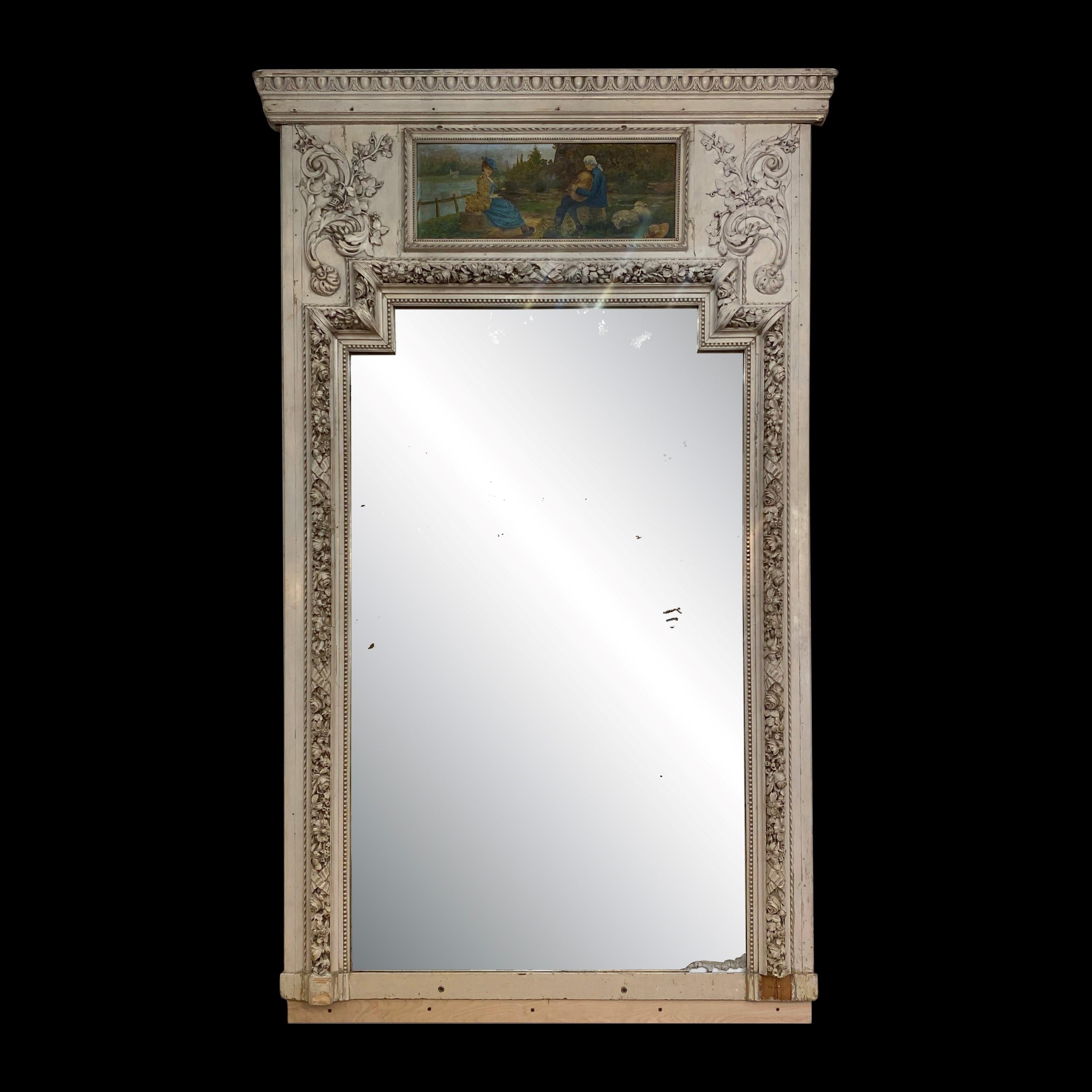 Dies ist ein exquisiter antiker französischer Trumeau-Spiegel, der mit einem wunderschön verzierten, weiß gestrichenen Holzrahmen und einem exquisiten kleinen Gemälde auf der Oberseite geschmückt ist. Das Glas trägt das stolze Herstellungsdatum 30.