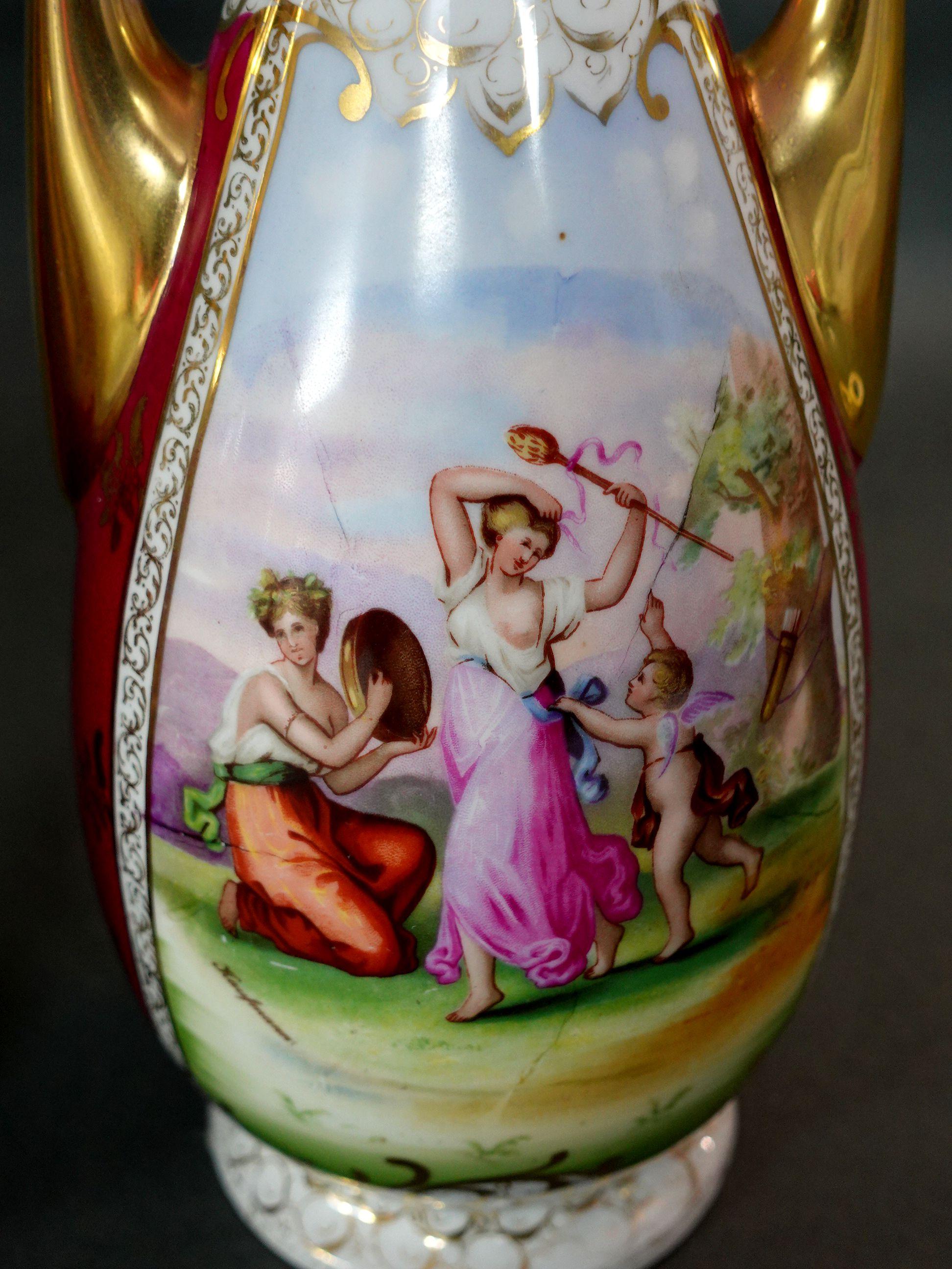 Paire de vases autrichiens victoriens anciens Amorous des années 1890 « Marqués » Bon état - En vente à Norton, MA